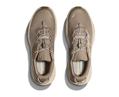 Hoka Transport herrmodell. Stilren ljusbrun sko perfekt för den aktiva vardagen. Hos Hoka specialisterna i Sverige.