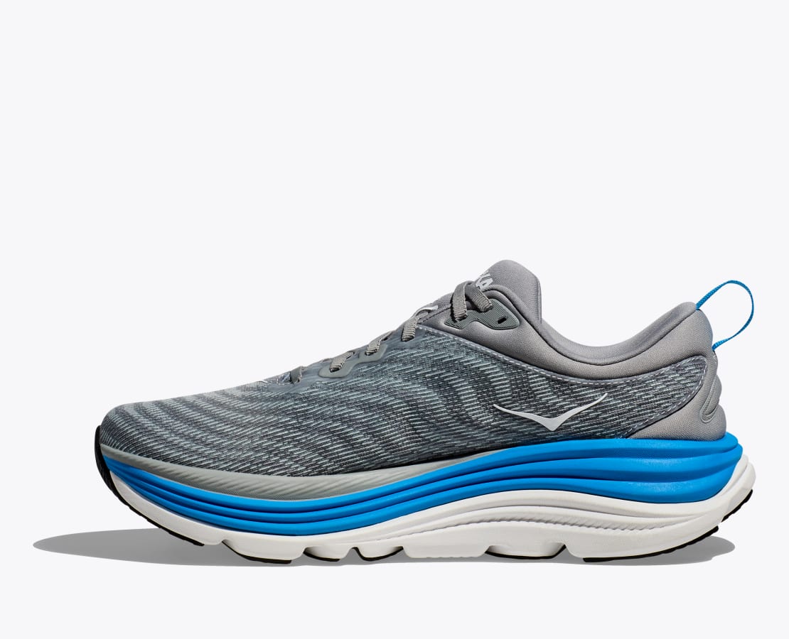 Hoka M Gaviota 5. Stabil och mycket dämpad springsko i herrmodell. Grå toner i färg med vita och blåa detaljer. Hos Hoka specialisterna i Sverige.