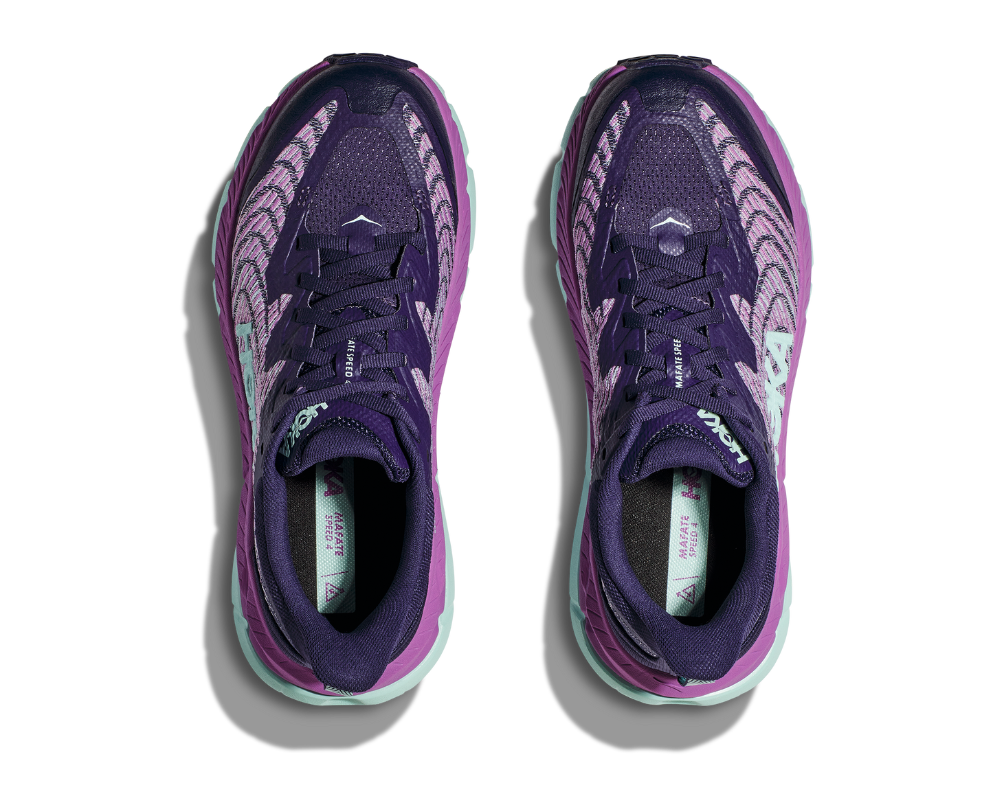 Hoka W Mafatespeed 4, trailskon med ett oerhört bra grepp med sina grova och djupa doppar i vibram. En stabilare trailsko med profly+ sula som ger stabilitet och fart. Skon är bra både till löpning och promenad i svårare terräng. Färgen går i nyanserna blått och lila. Hos dina Hoka specialister i Sverige.