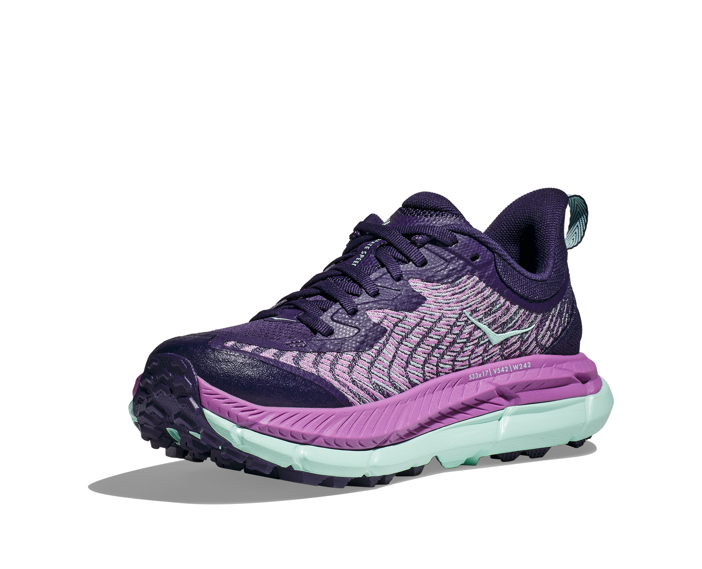 Hoka W Mafatespeed 4, trailskon med ett oerhört bra grepp med sina grova och djupa doppar i vibram. En stabilare trailsko med profly+ sula som ger stabilitet och fart. Skon är bra både till löpning och promenad i svårare terräng. Färgen går i nyanserna blått och lila. Hos dina Hoka specialister i Sverige.