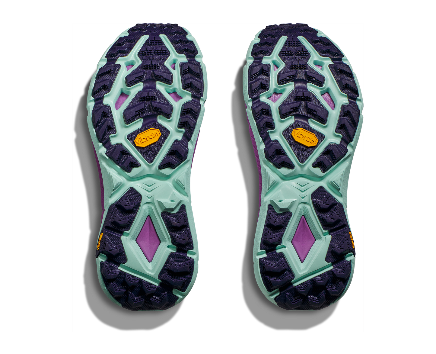 Hoka W Mafatespeed 4, trailskon med ett oerhört bra grepp med sina grova och djupa doppar i vibram. En stabilare trailsko med profly+ sula som ger stabilitet och fart. Skon är bra både till löpning och promenad i svårare terräng. Färgen går i nyanserna blått och lila. Hos dina Hoka specialister i Sverige.