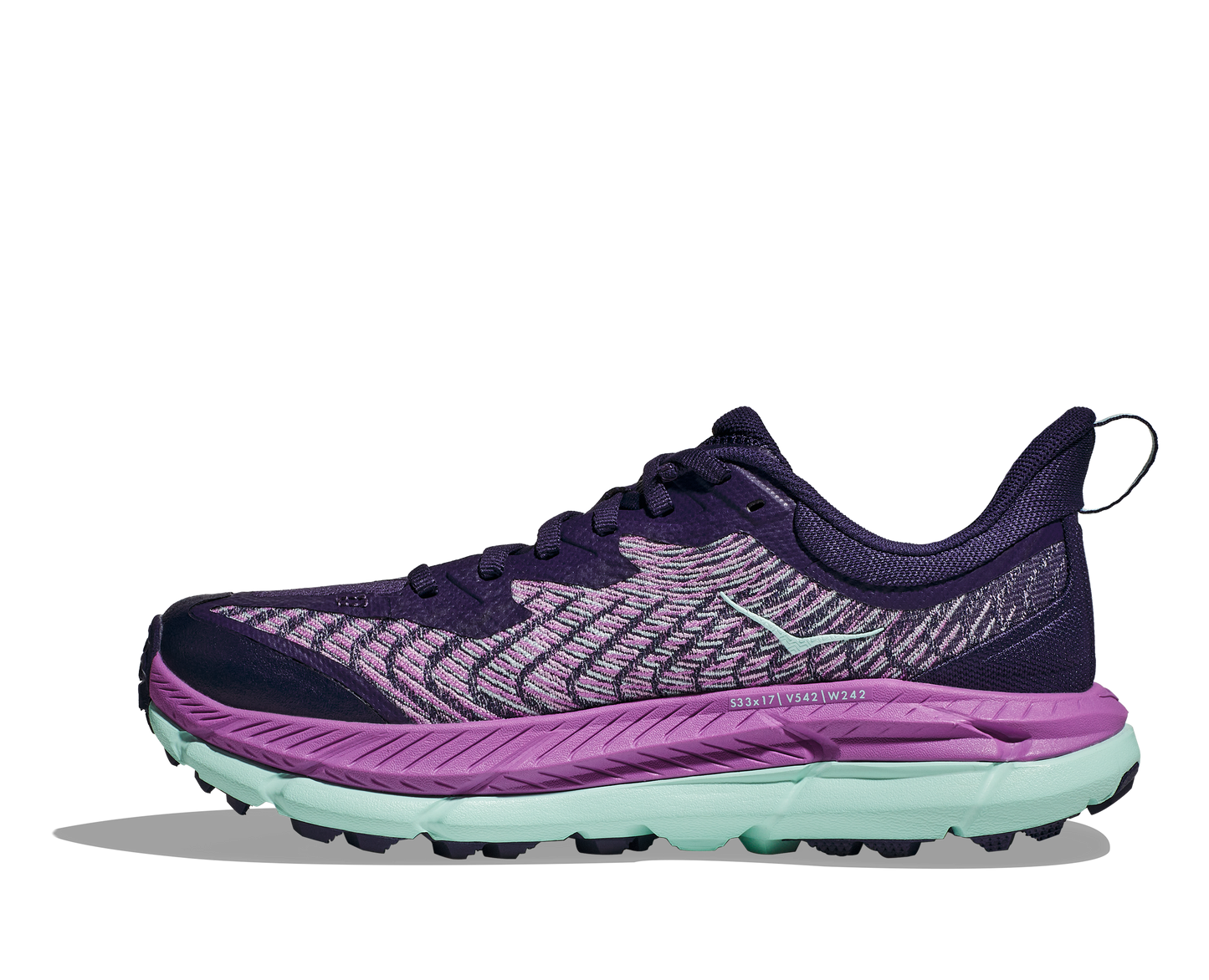 Hoka W Mafatespeed 4, trailskon med ett oerhört bra grepp med sina grova och djupa doppar i vibram. En stabilare trailsko med profly+ sula som ger stabilitet och fart. Skon är bra både till löpning och promenad i svårare terräng. Färgen går i nyanserna blått och lila. Hos dina Hoka specialister i Sverige.