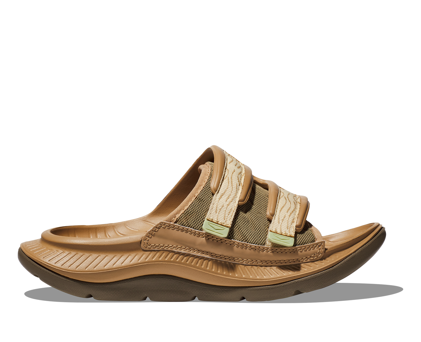 Hoka U Ora Luxe. Brun återhämtningssko som passar utmärkt till varma sommardagar eller som inomhustoffla. Hos Hoka specialisterna i Sverige.