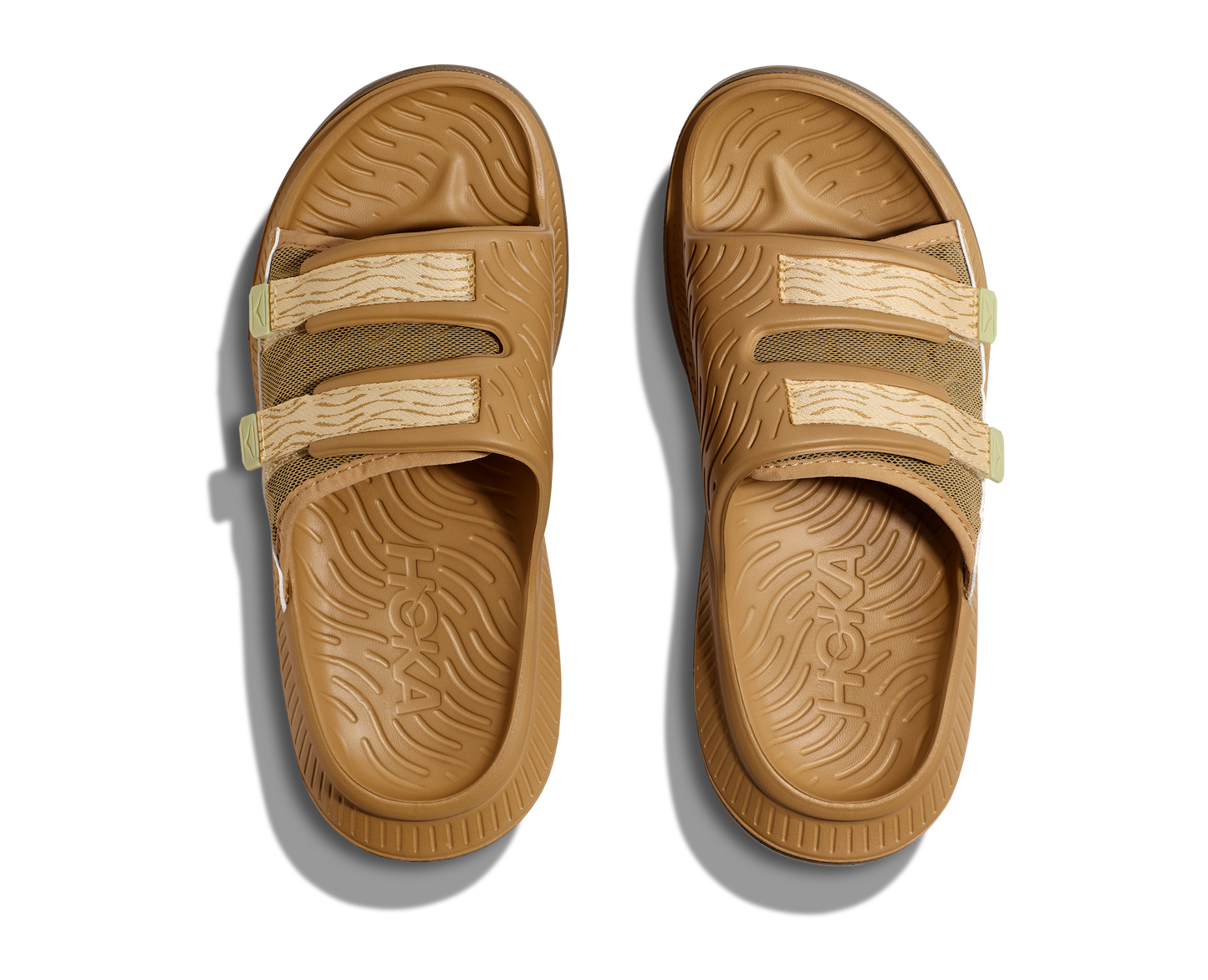 Hoka U Ora Luxe. Brun återhämtningssko som passar utmärkt till varma sommardagar eller som inomhustoffla. Hos Hoka specialisterna i Sverige.