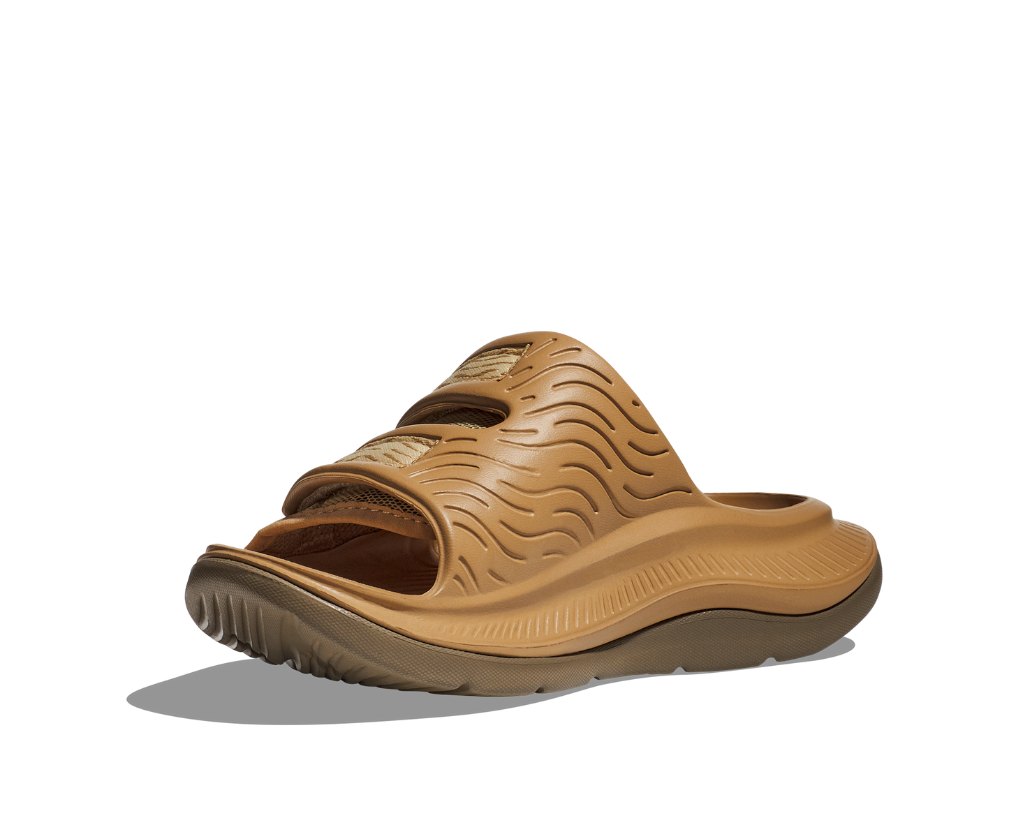 Hoka U Ora Luxe. Brun återhämtningssko som passar utmärkt till varma sommardagar eller som inomhustoffla. Hos Hoka specialisterna i Sverige.