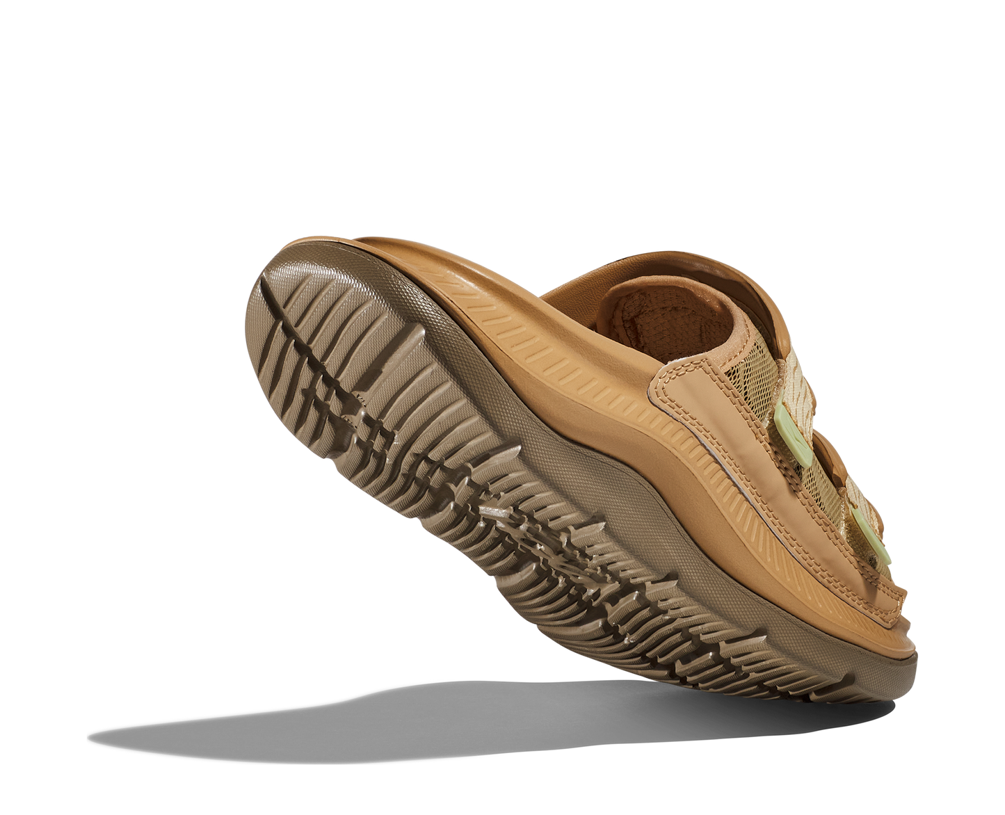Hoka U Ora Luxe. Brun återhämtningssko som passar utmärkt till varma sommardagar eller som inomhustoffla. Hos Hoka specialisterna i Sverige.