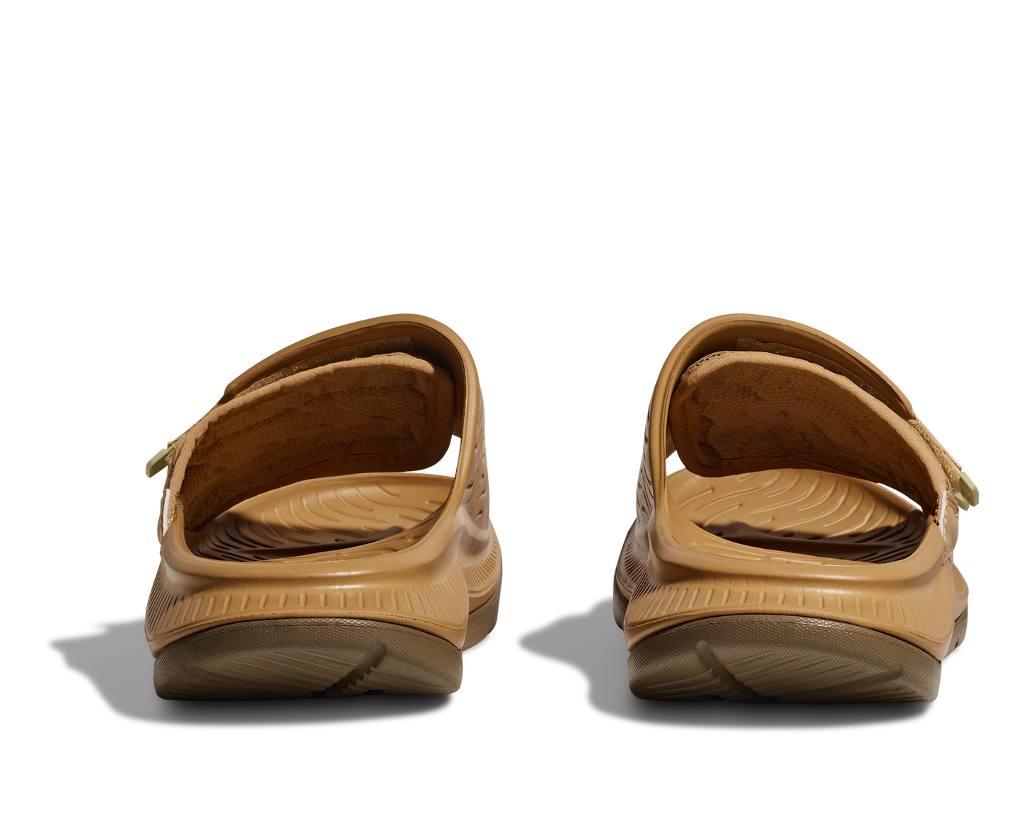 Hoka U Ora Luxe. Brun återhämtningssko som passar utmärkt till varma sommardagar eller som inomhustoffla. Hos Hoka specialisterna i Sverige.