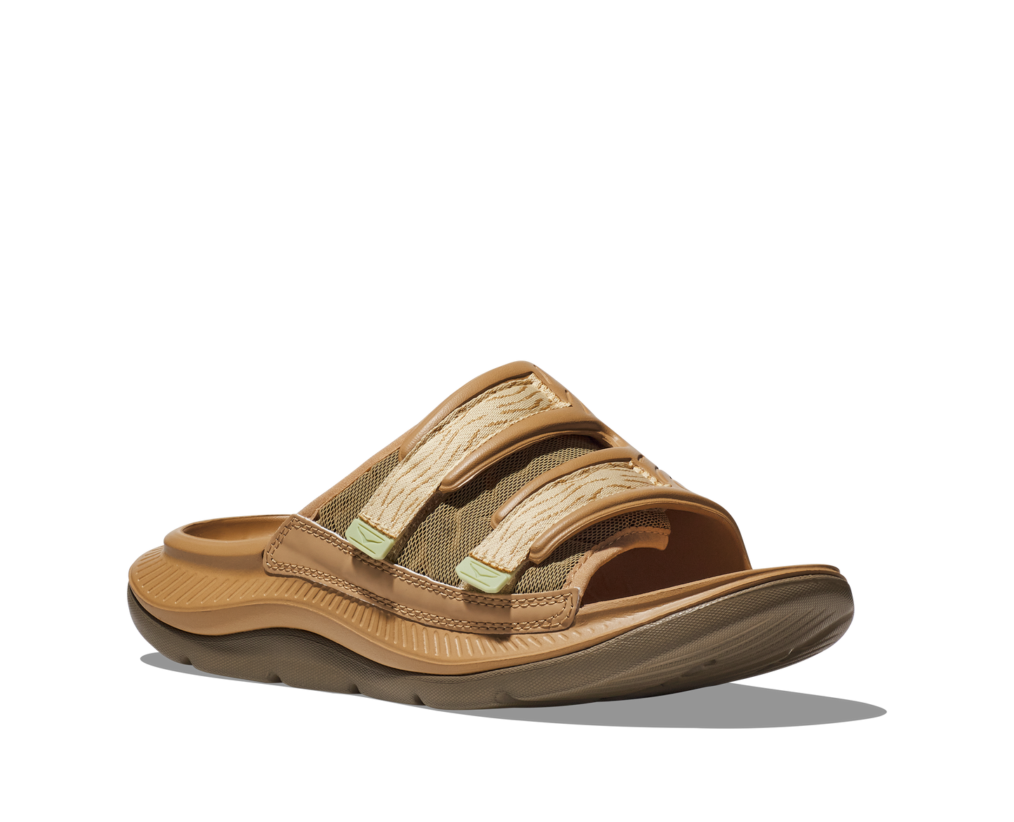 Hoka U Ora Luxe. Brun återhämtningssko som passar utmärkt till varma sommardagar eller som inomhustoffla. Hos Hoka specialisterna i Sverige.