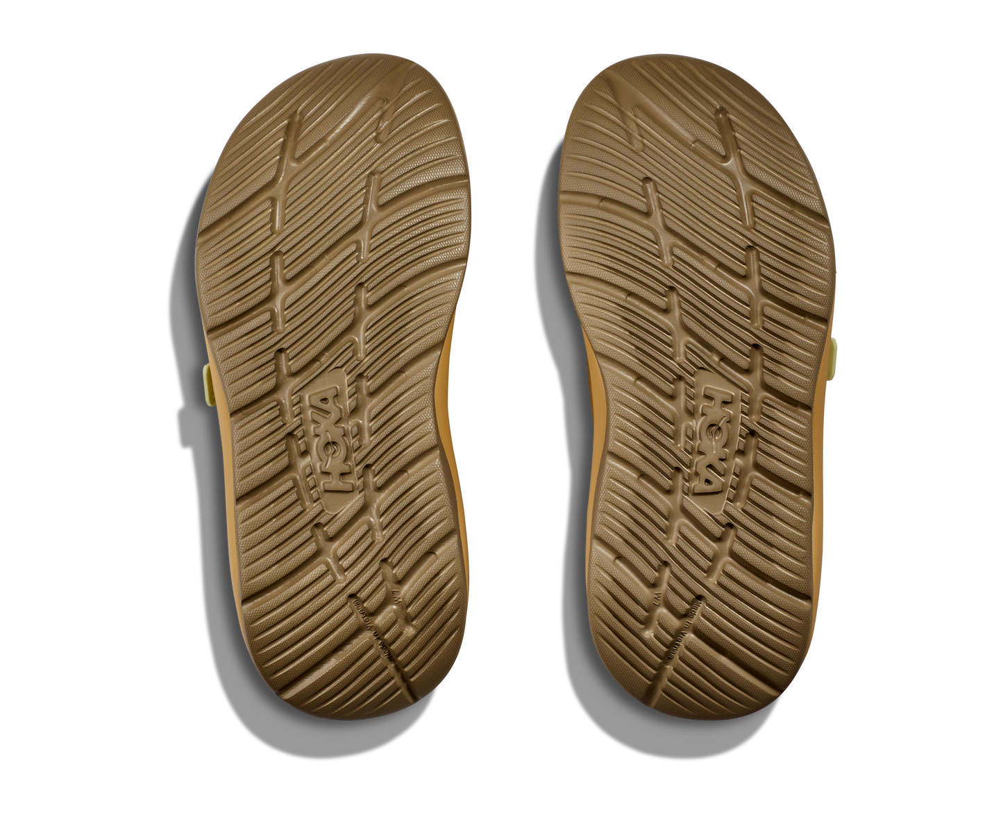 Hoka U Ora Luxe. Brun återhämtningssko som passar utmärkt till varma sommardagar eller som inomhustoffla. Hos Hoka specialisterna i Sverige.