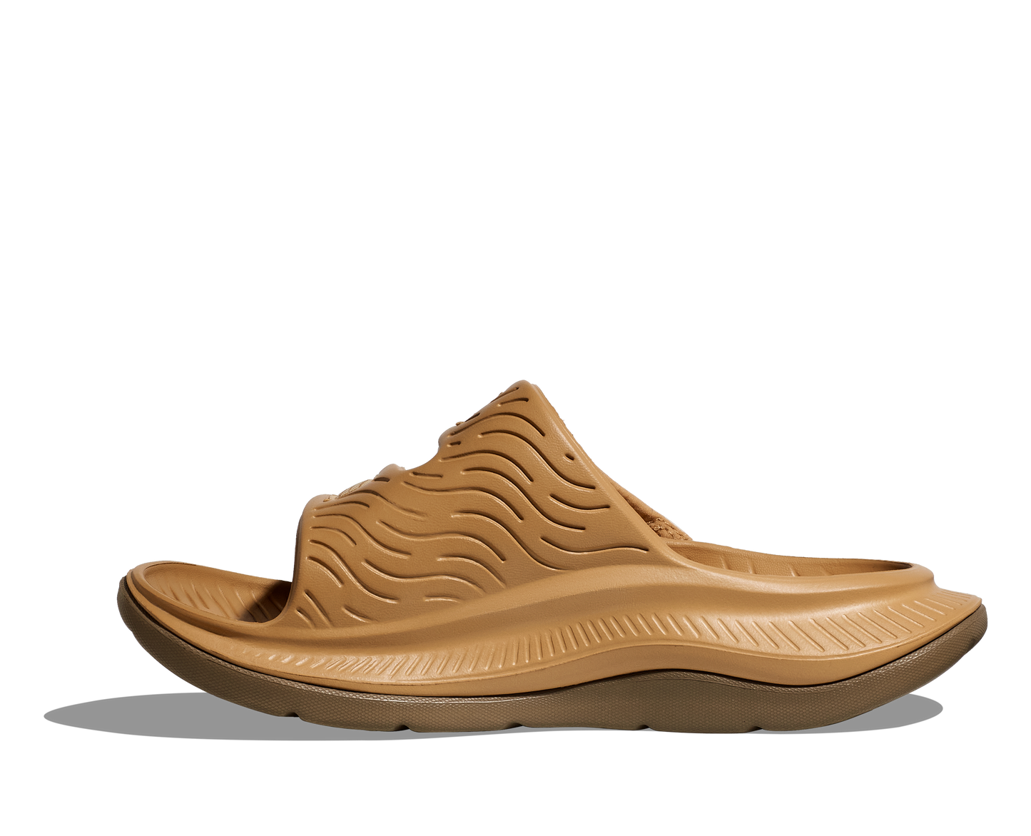 Hoka U Ora Luxe. Brun återhämtningssko som passar utmärkt till varma sommardagar eller som inomhustoffla. Hos Hoka specialisterna i Sverige.