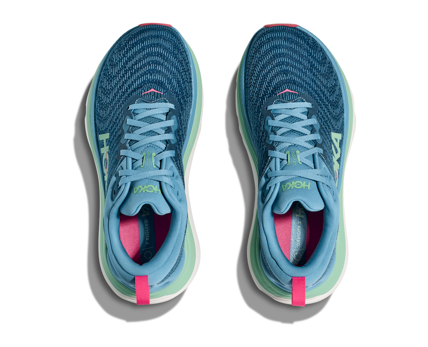 Hoka Gaviota 5 W, skomodell till dam. Denna modell är rymlig i passformen jämfört med andra Hoka skor. Här har ni Hokas stabilaste sko med pronationsstöd. Blå färg i grunden med detaljer i grönt och rosa. Perfekt för löpningen eller arbetspasset där du behöver mycket dämpning.