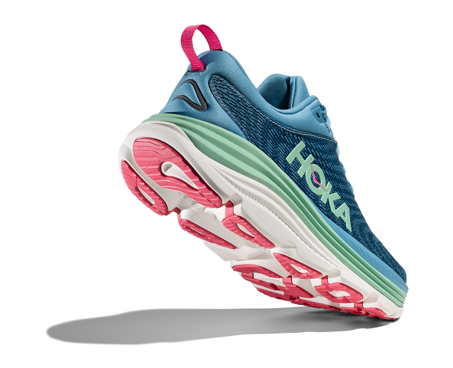 Hoka Gaviota 5 W, skomodell till dam. Denna modell är rymlig i passformen jämfört med andra Hoka skor. Här har ni Hokas stabilaste sko med pronationsstöd. Blå färg i grunden med detaljer i grönt och rosa. Perfekt för löpningen eller arbetspasset där du behöver mycket dämpning.