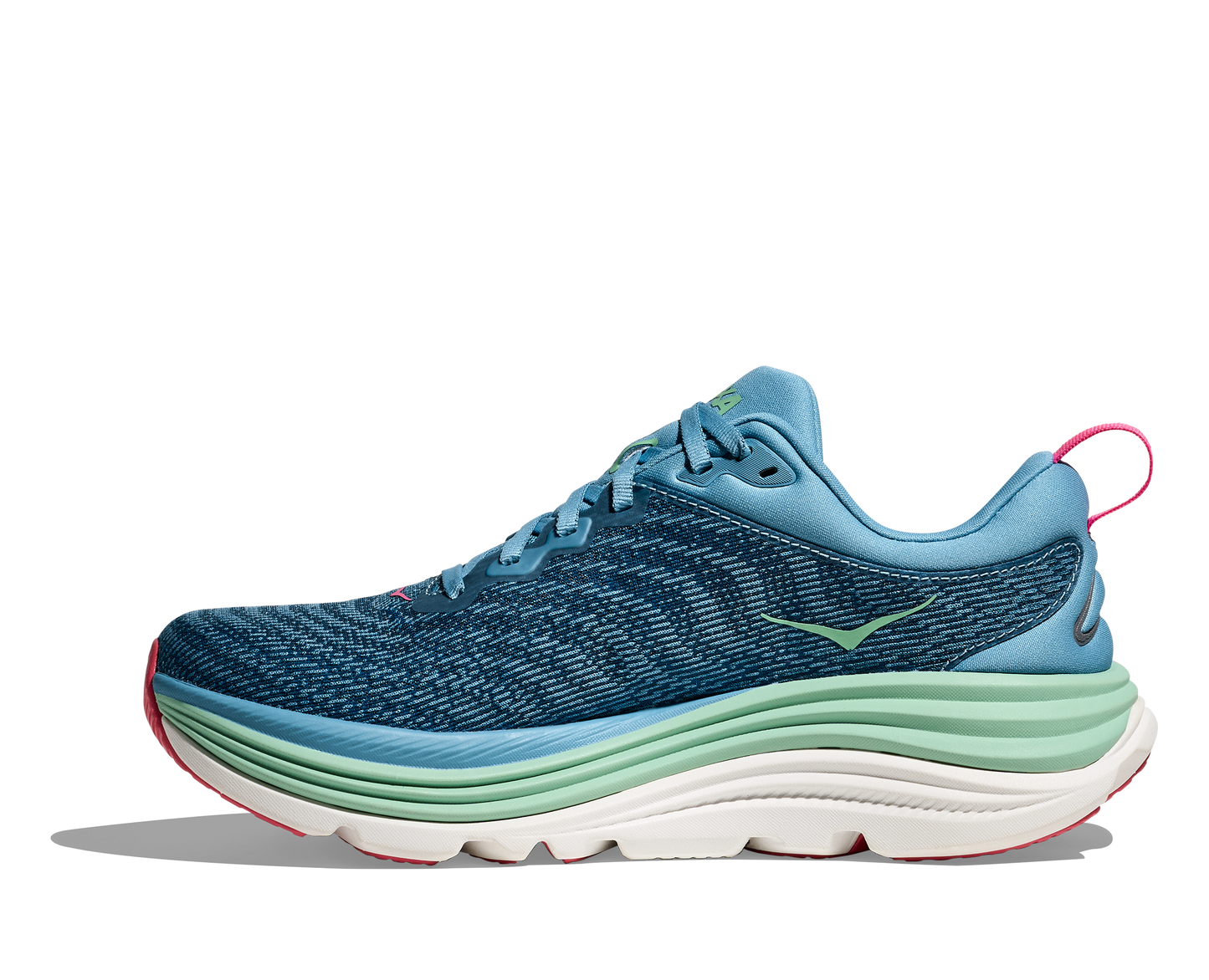 Hoka Gaviota 5 W, skomodell till dam. Denna modell är rymlig i passformen jämfört med andra Hoka skor. Här har ni Hokas stabilaste sko med pronationsstöd. Blå färg i grunden med detaljer i grönt och rosa. Perfekt för löpningen eller arbetspasset där du behöver mycket dämpning.