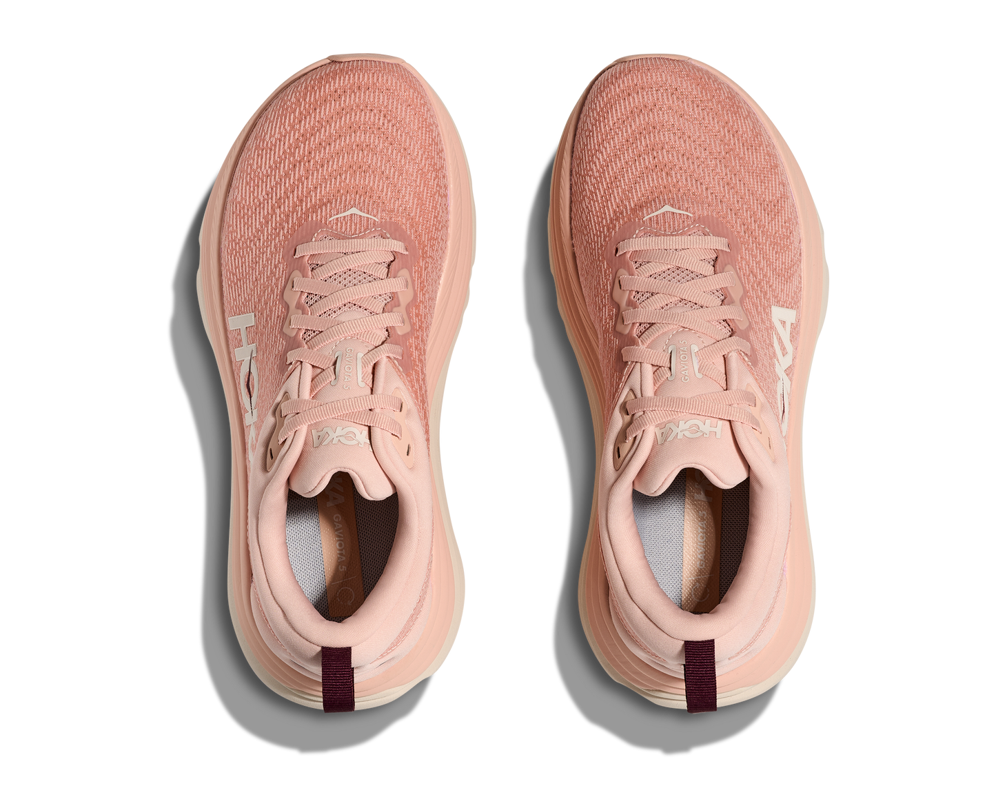 Hoka Gaviota 5 W, skomodell till dam. Denna modell är rymlig i passformen jämfört med andra Hoka skor. Här har ni Hokas stabilaste sko med pronationsstöd. Här går färgen i rosa och beiga nyanser. Perfekt för löpningen eller arbetspasset där du behöver mycket dämpning.