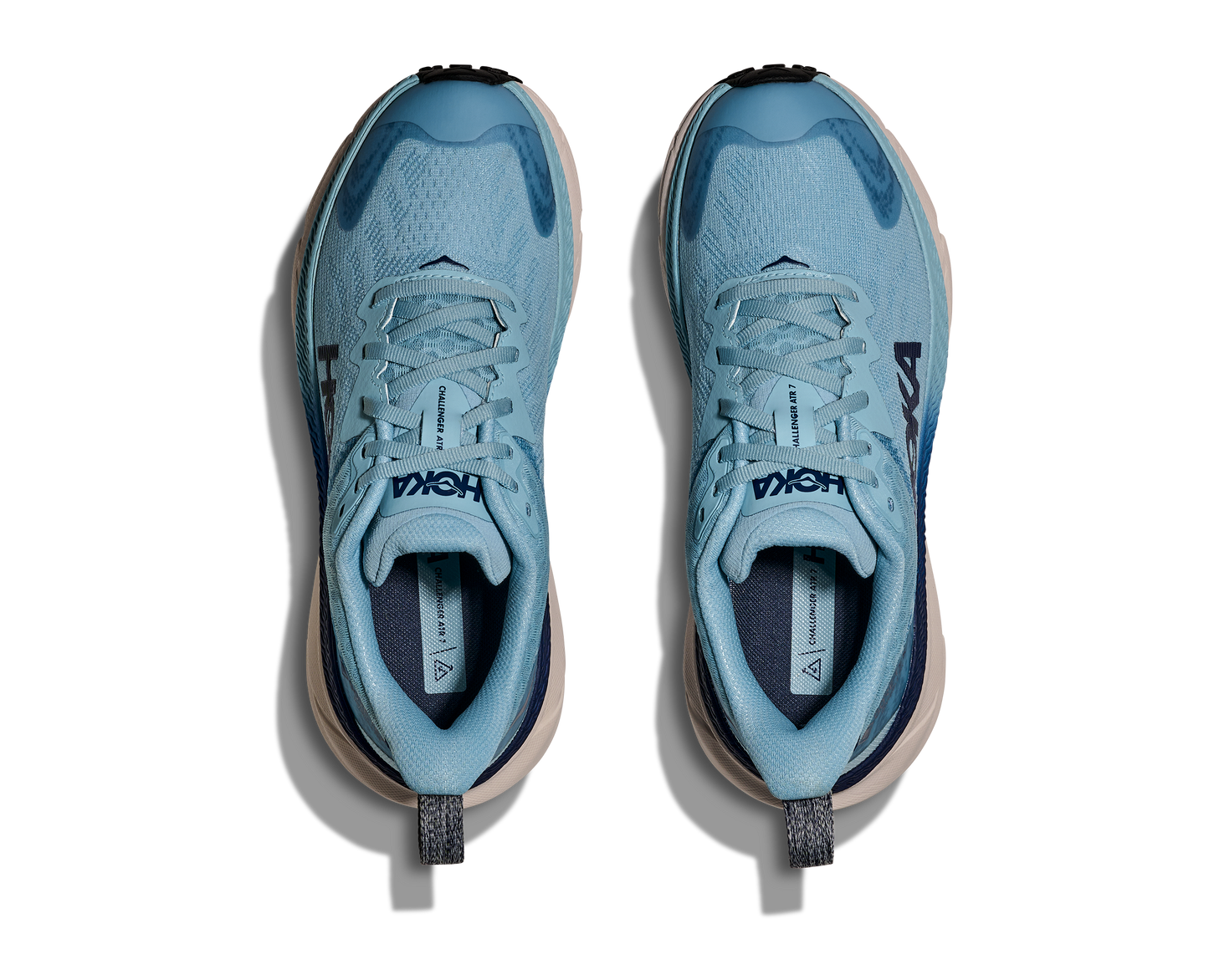Hoka Challenger ATR 7 GTX, dammodell. Vattentät springsko i blåa nyanser med crème-vit sula. Gjord för alla underlag och även skön att gå i. Hos Hoka specialisterna i Sverige.