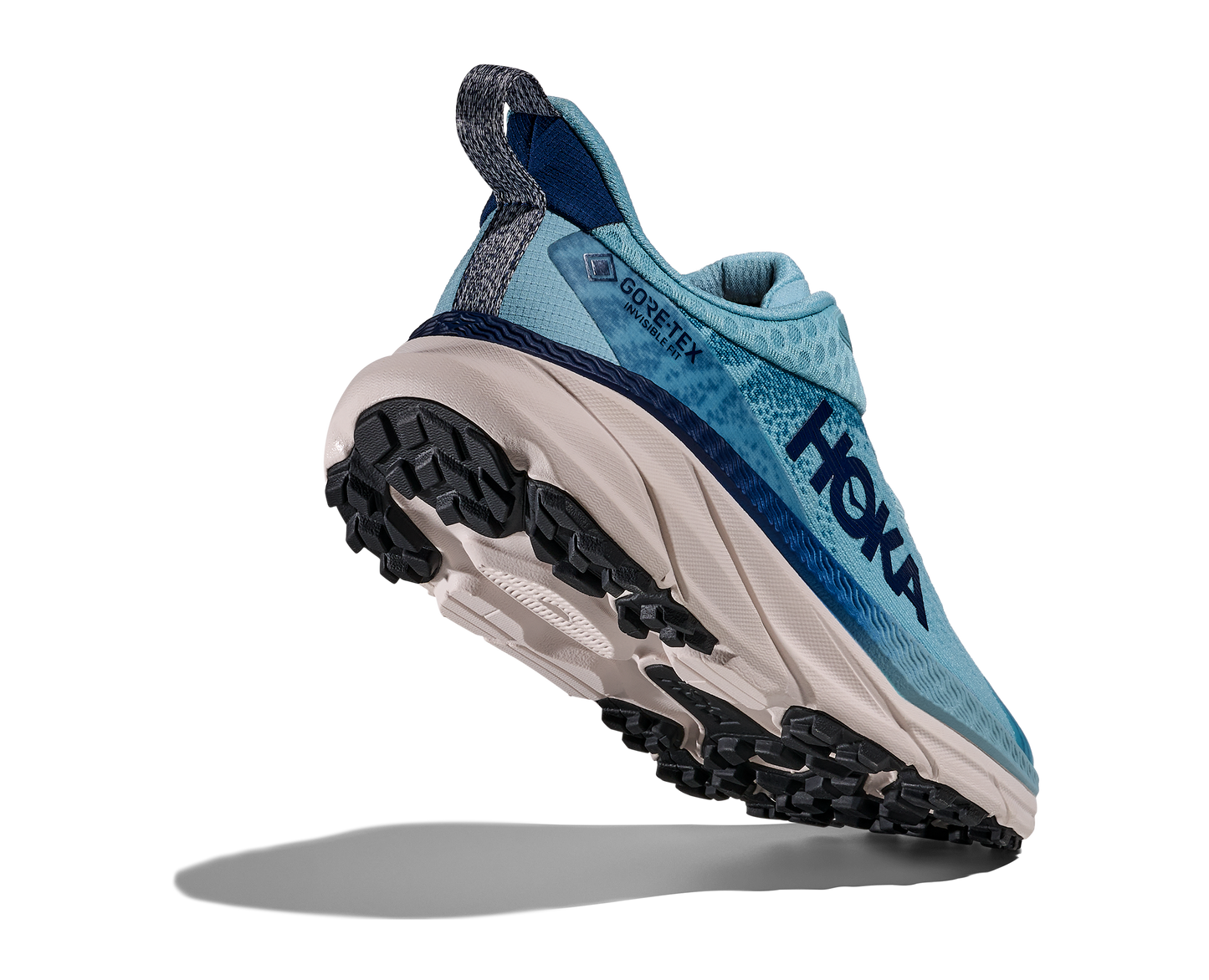 Hoka Challenger ATR 7 GTX, dammodell. Vattentät springsko i blåa nyanser med crème-vit sula. Gjord för alla underlag och även skön att gå i. Hos Hoka specialisterna i Sverige.
