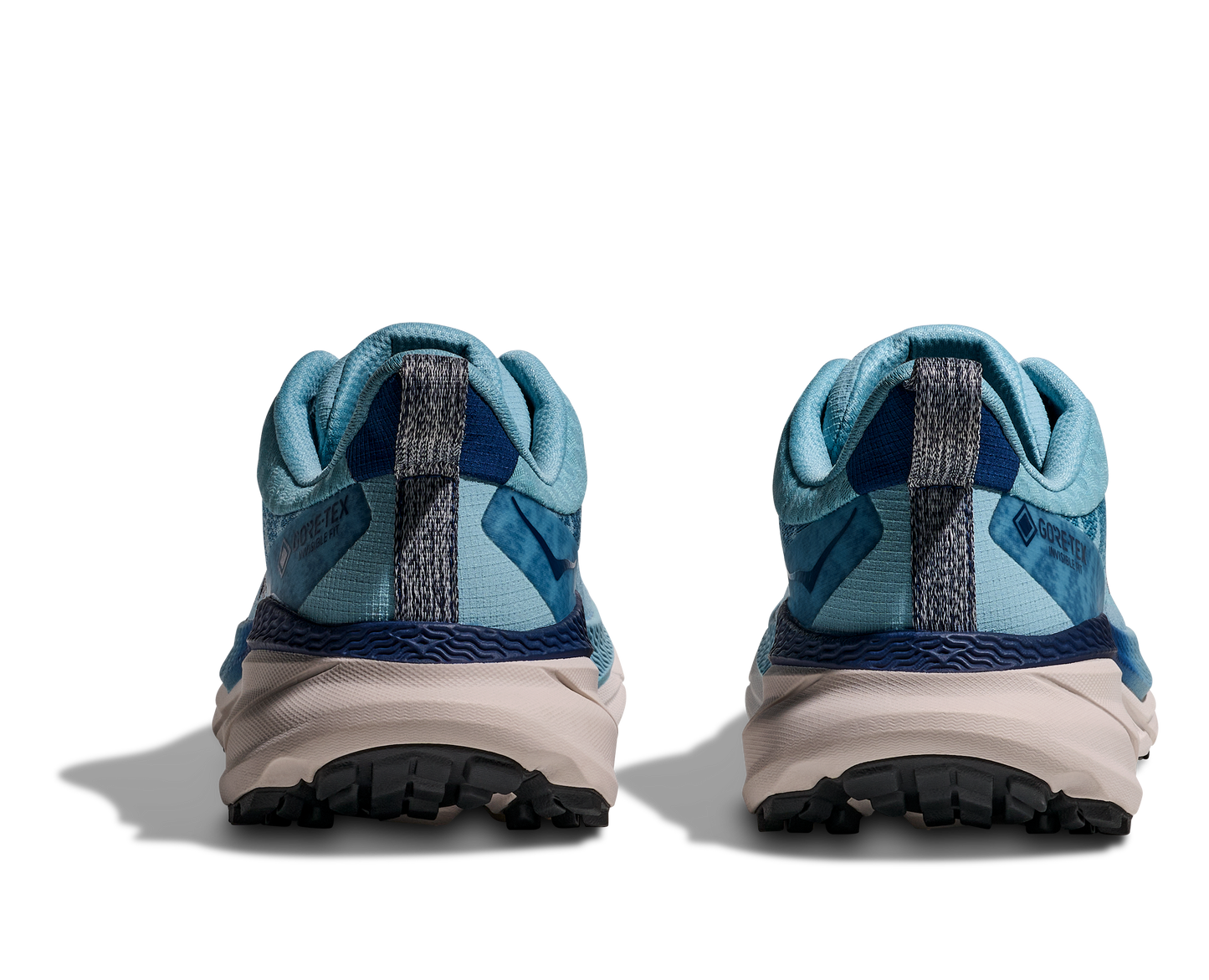 Hoka Challenger ATR 7 GTX, dammodell. Vattentät springsko i blåa nyanser med crème-vit sula. Gjord för alla underlag och även skön att gå i. Hos Hoka specialisterna i Sverige.