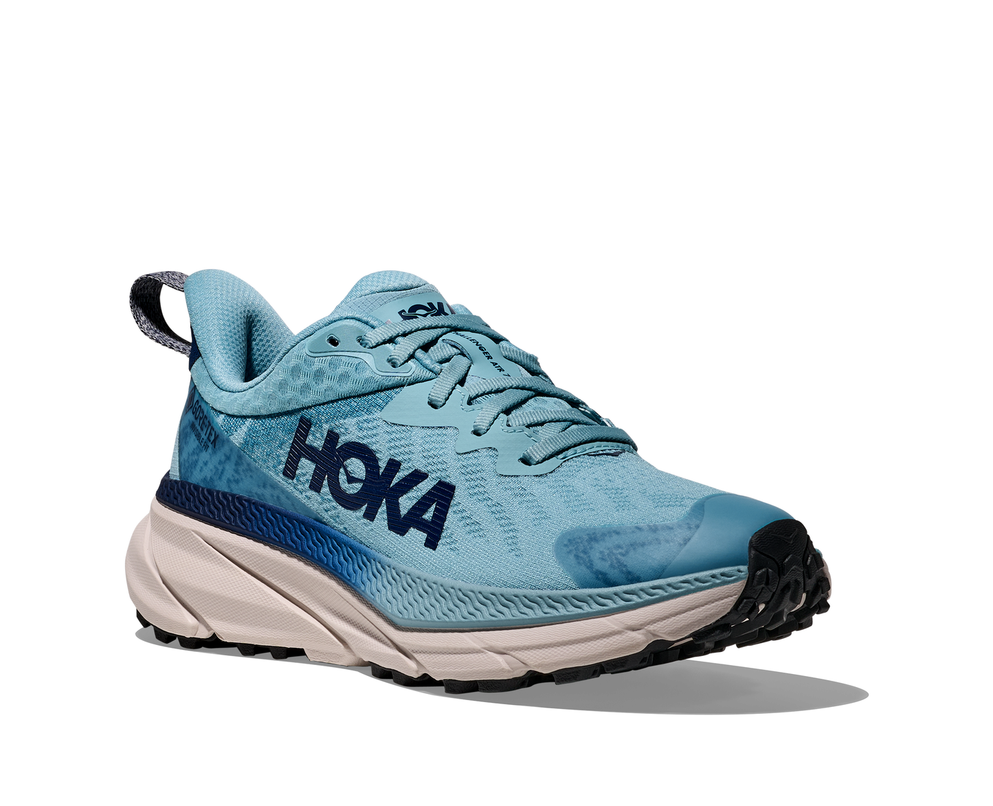 Hoka Challenger ATR 7 GTX, dammodell. Vattentät springsko i blåa nyanser med crème-vit sula. Gjord för alla underlag och även skön att gå i. Hos Hoka specialisterna i Sverige.