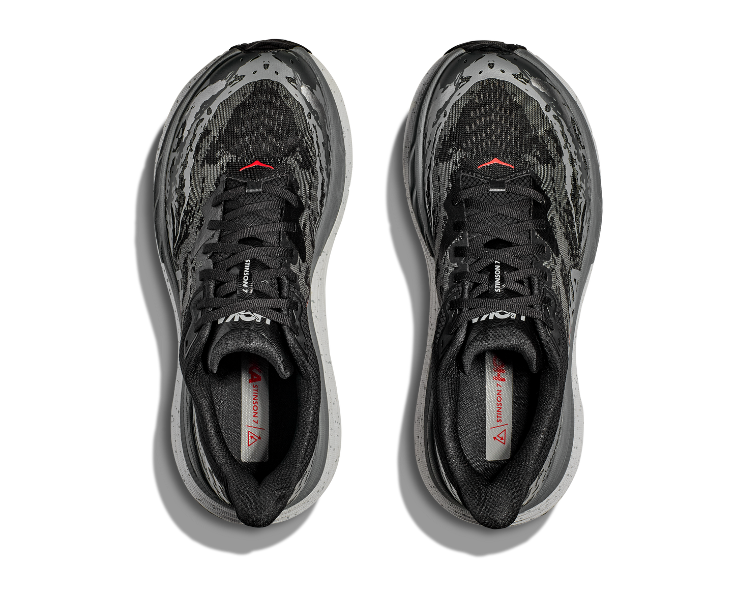 Hoka Stinson 7 M, herrmodell hybridsko för alla underlag. En av Hokas stabilaste skor med pronationsstöd. En väldämpad sko som avlastar rygg och knä. Här i svart, grått och vit med små röda detaljer.