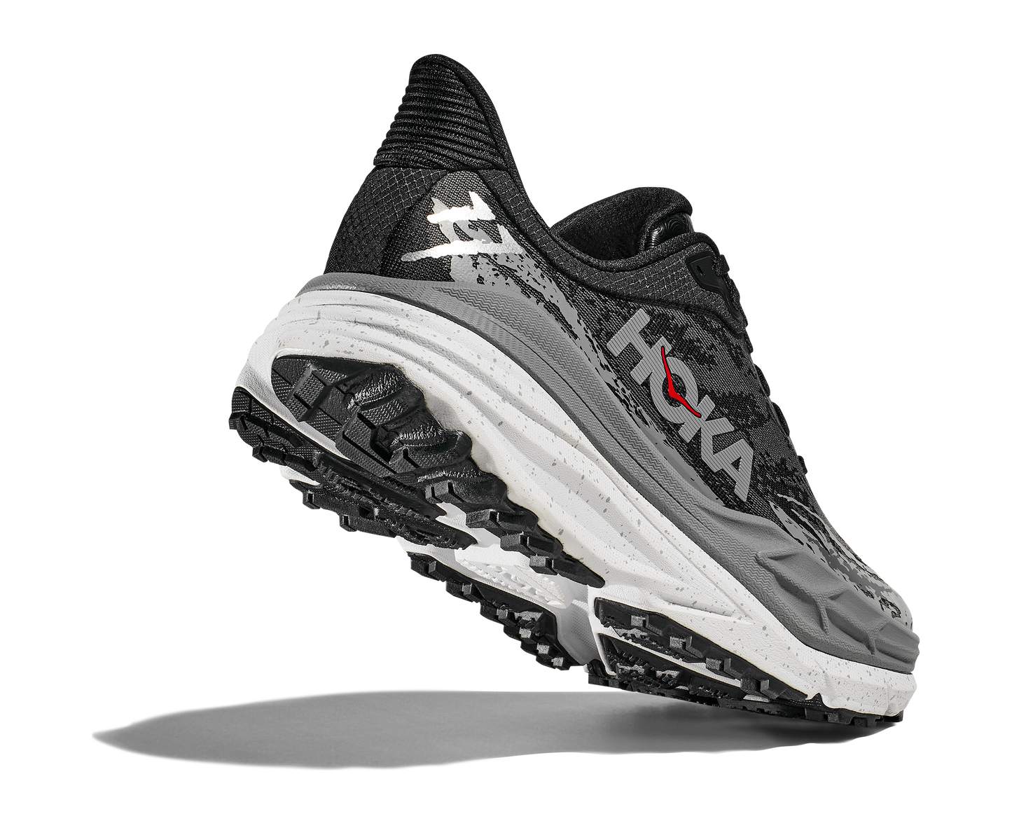 Hoka Stinson 7 M, herrmodell hybridsko för alla underlag. En av Hokas stabilaste skor med pronationsstöd. En väldämpad sko som avlastar rygg och knä. Här i svart, grått och vit med små röda detaljer.