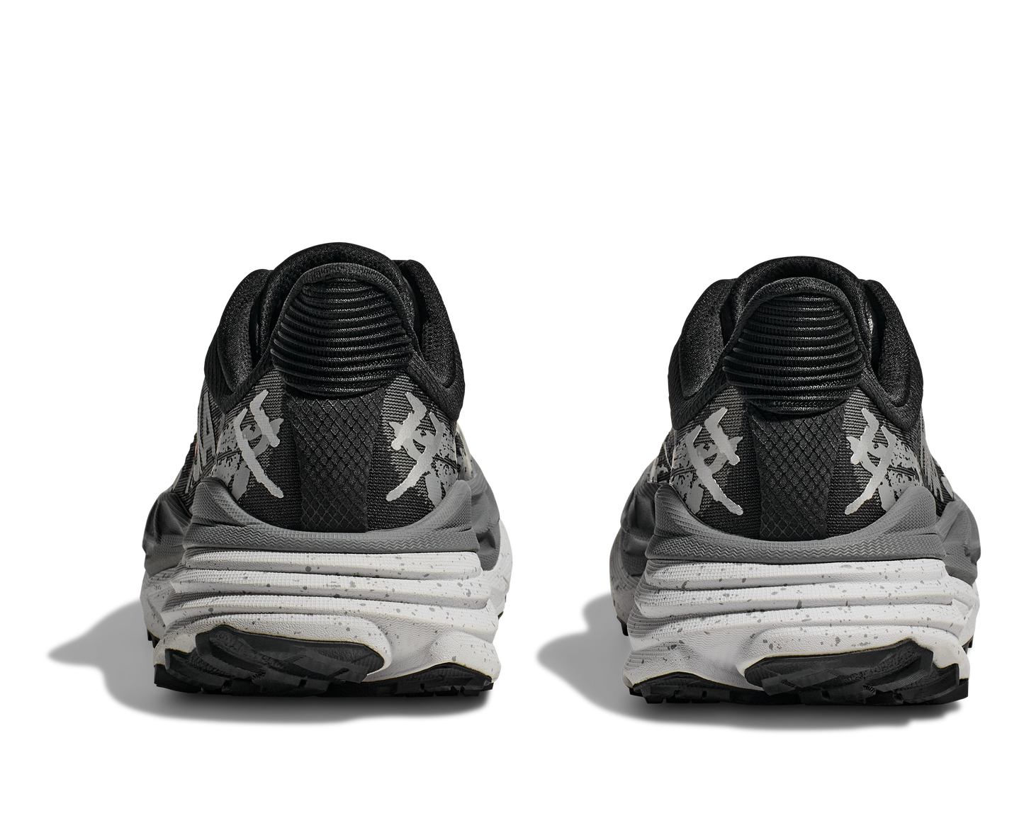 Hoka Stinson 7 M, herrmodell hybridsko för alla underlag. En av Hokas stabilaste skor med pronationsstöd. En väldämpad sko som avlastar rygg och knä. Här i svart, grått och vit med små röda detaljer.