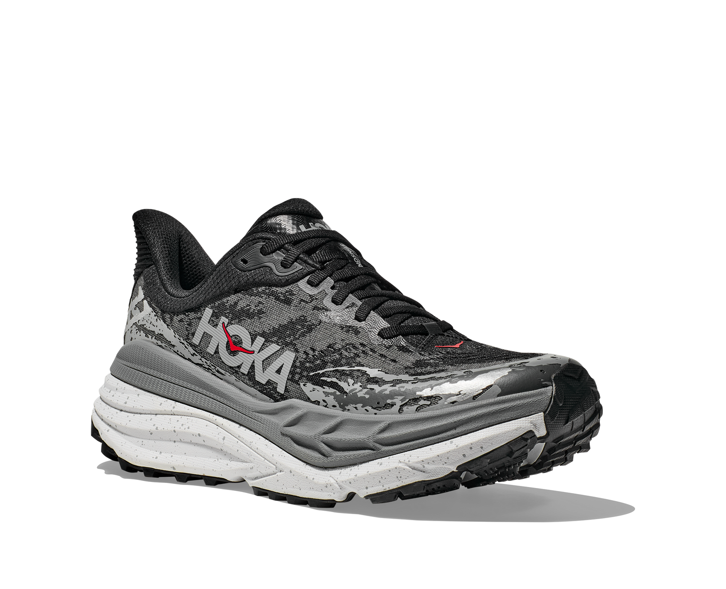 Hoka Stinson 7 M, herrmodell hybridsko för alla underlag. En av Hokas stabilaste skor med pronationsstöd. En väldämpad sko som avlastar rygg och knä. Här i svart, grått och vit med små röda detaljer.