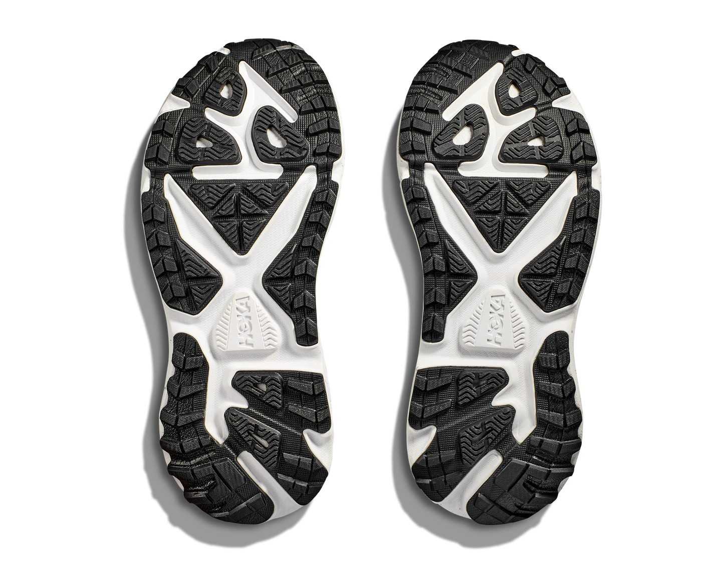 Hoka Stinson 7 M, herrmodell hybridsko för alla underlag. En av Hokas stabilaste skor med pronationsstöd. En väldämpad sko som avlastar rygg och knä. Här i svart, grått och vit med små röda detaljer.