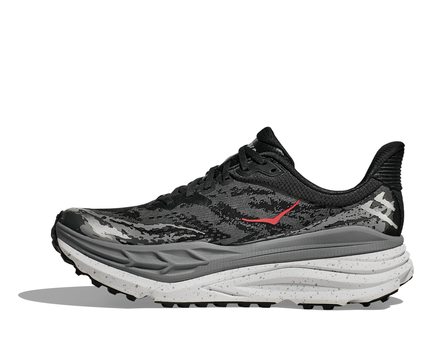 Hoka Stinson 7 M, herrmodell hybridsko för alla underlag. En av Hokas stabilaste skor med pronationsstöd. En väldämpad sko som avlastar rygg och knä. Här i svart, grått och vit med små röda detaljer.