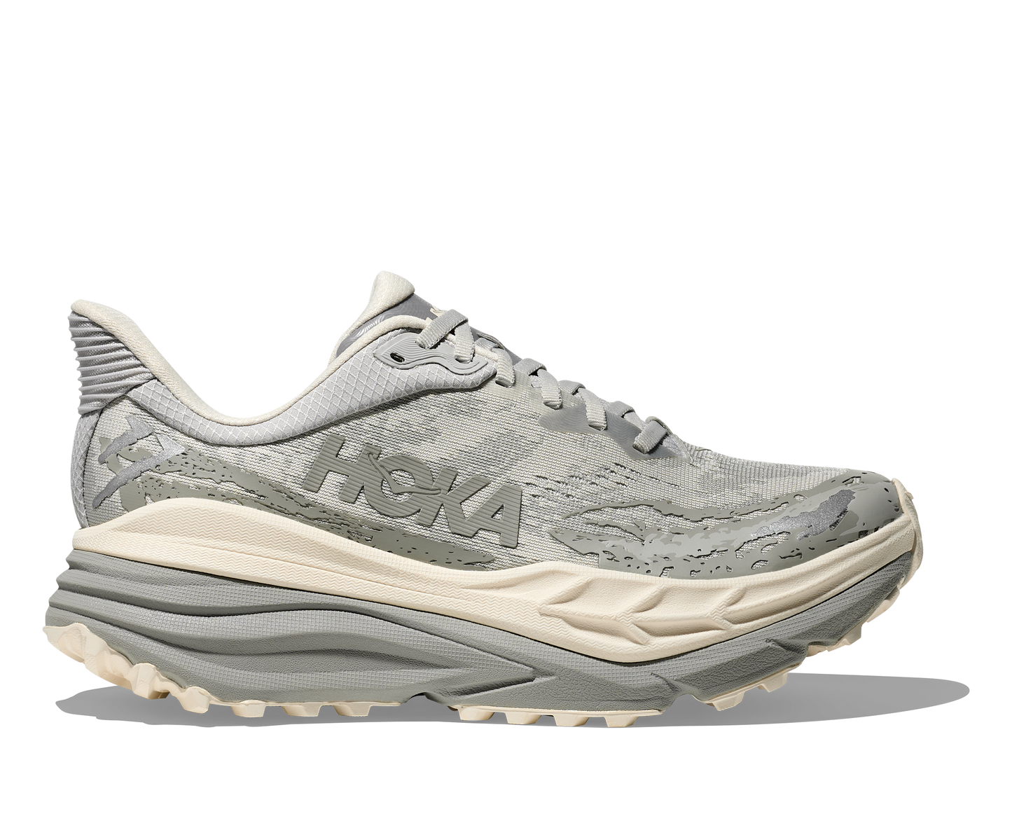 Hoka Stinson 7 M, herrmodell. Hybridsko för alla underlag. En av Hokas stabilaste skor med pronationsstöd. En väldämpad sko som avlastar rygg och knä. Gråa och vita nyanser på denna sko.