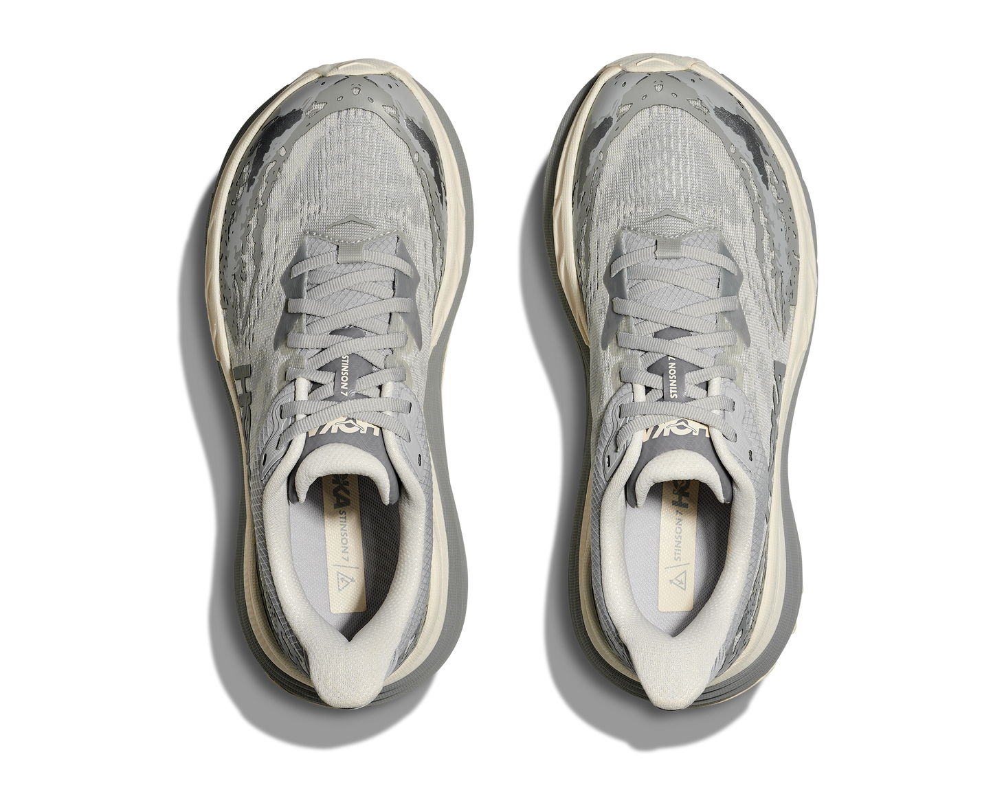 Hoka Stinson 7 M, herrmodell. Hybridsko för alla underlag. En av Hokas stabilaste skor med pronationsstöd. En väldämpad sko som avlastar rygg och knä. Gråa och vita nyanser på denna sko.