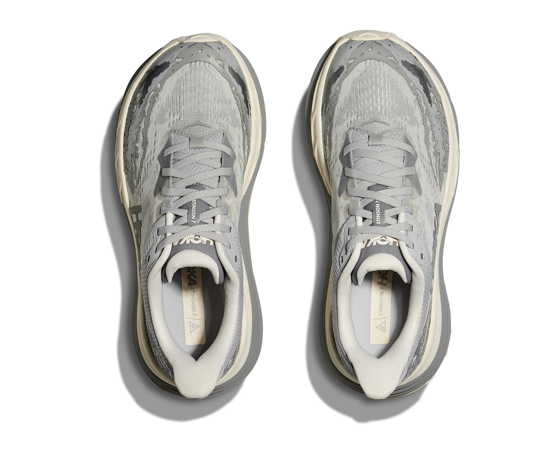 Hoka Stinson 7 M, herrmodell. Hybridsko för alla underlag. En av Hokas stabilaste skor med pronationsstöd. En väldämpad sko som avlastar rygg och knä.  Gråa och vita nyanser på denna sko.