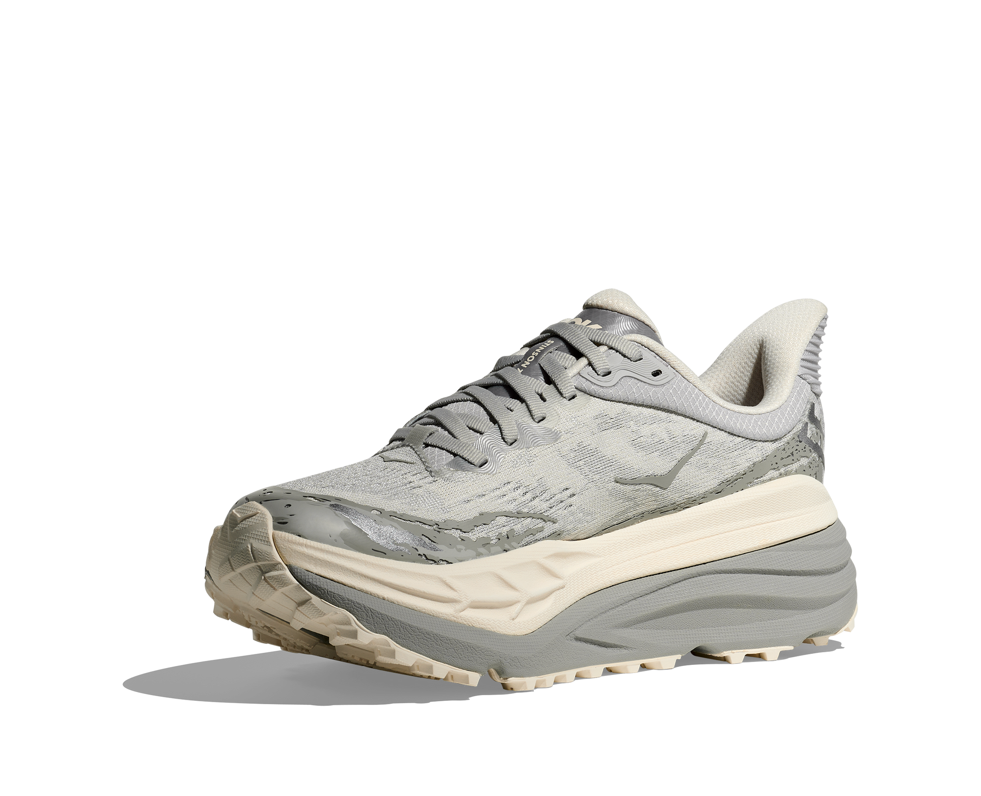 Hoka Stinson 7 M, herrmodell. Hybridsko för alla underlag. En av Hokas stabilaste skor med pronationsstöd. En väldämpad sko som avlastar rygg och knä.  Gråa och vita nyanser på denna sko.