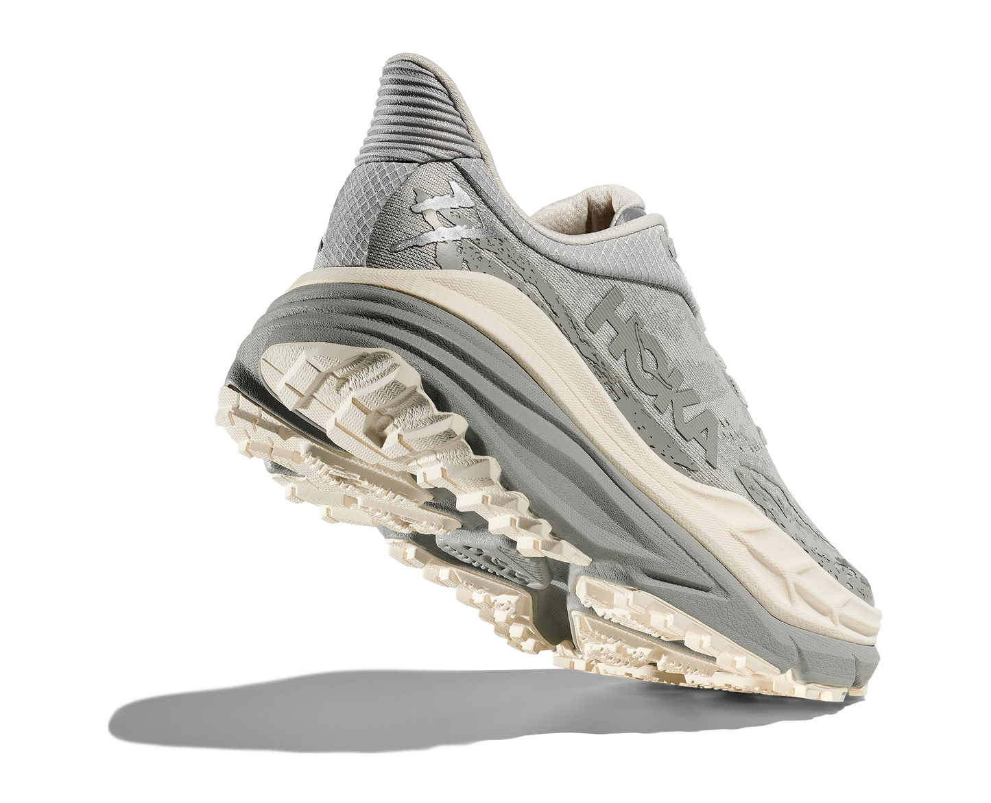 Hoka Stinson 7 M, herrmodell. Hybridsko för alla underlag. En av Hokas stabilaste skor med pronationsstöd. En väldämpad sko som avlastar rygg och knä. Gråa och vita nyanser på denna sko.