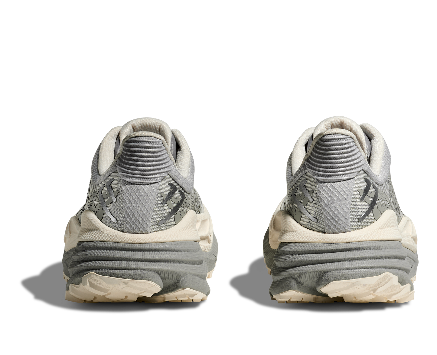 Hoka Stinson 7 M, herrmodell. Hybridsko för alla underlag. En av Hokas stabilaste skor med pronationsstöd. En väldämpad sko som avlastar rygg och knä. Gråa och vita nyanser på denna sko.