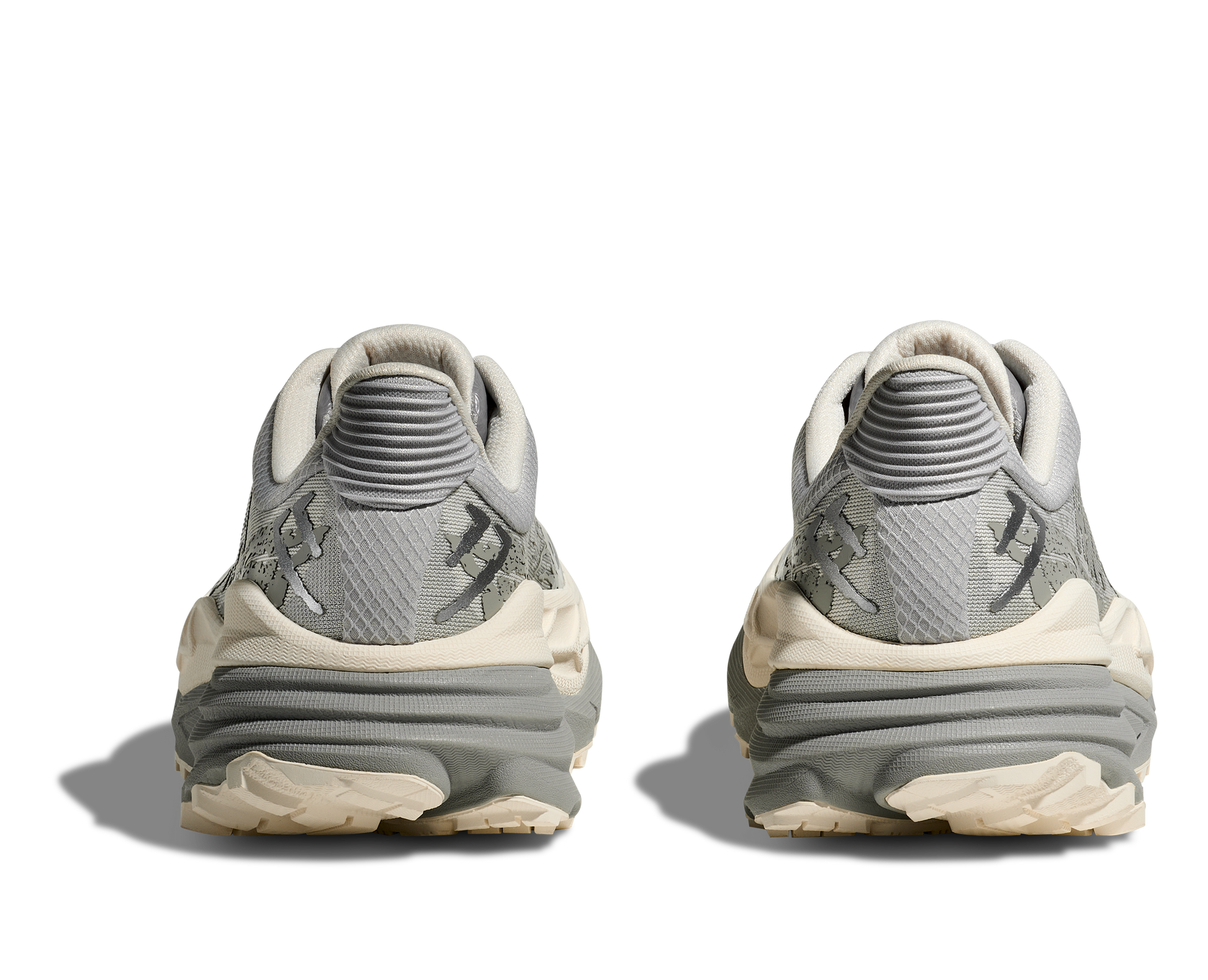 Hoka Stinson 7 M, herrmodell. Hybridsko för alla underlag. En av Hokas stabilaste skor med pronationsstöd. En väldämpad sko som avlastar rygg och knä.  Gråa och vita nyanser på denna sko.