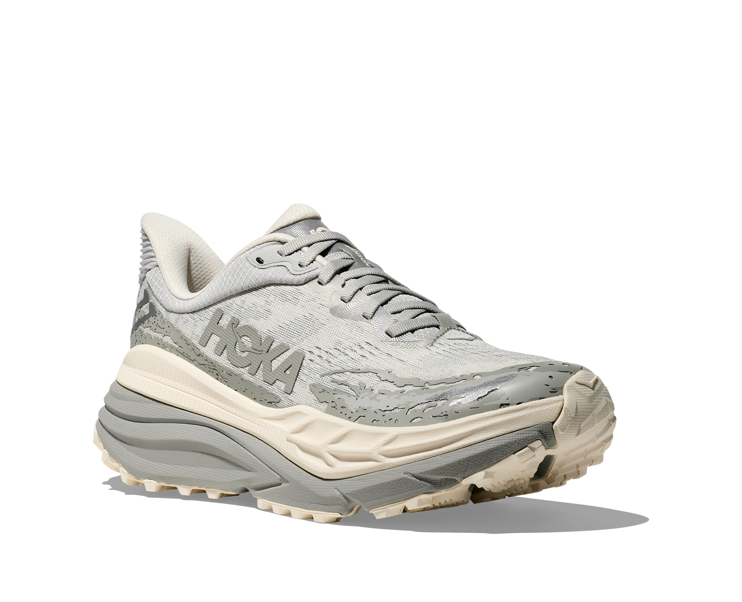 Hoka Stinson 7 M, herrmodell. Hybridsko för alla underlag. En av Hokas stabilaste skor med pronationsstöd. En väldämpad sko som avlastar rygg och knä. Gråa och vita nyanser på denna sko.