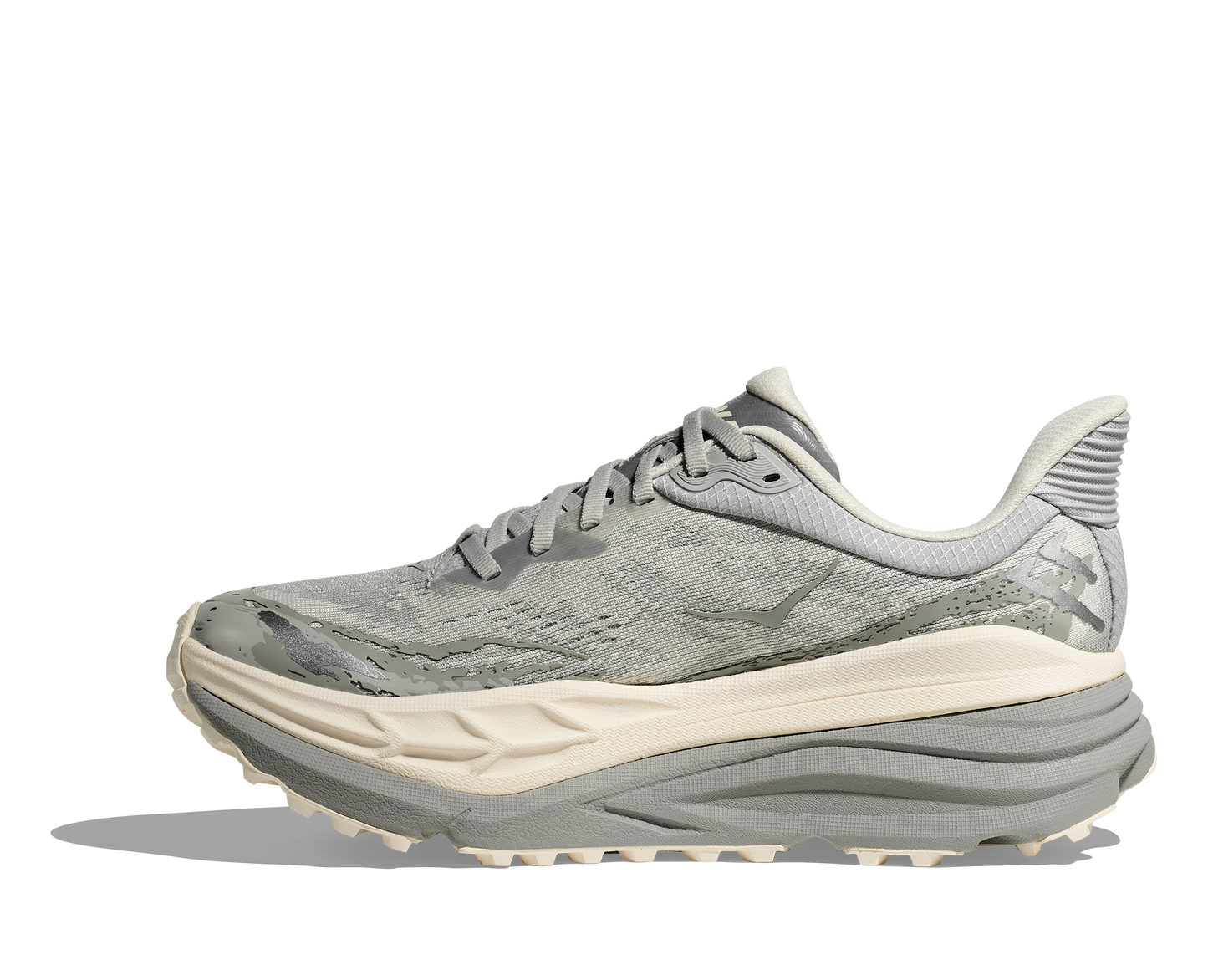 Hoka Stinson 7 M, herrmodell. Hybridsko för alla underlag. En av Hokas stabilaste skor med pronationsstöd. En väldämpad sko som avlastar rygg och knä. Gråa och vita nyanser på denna sko.