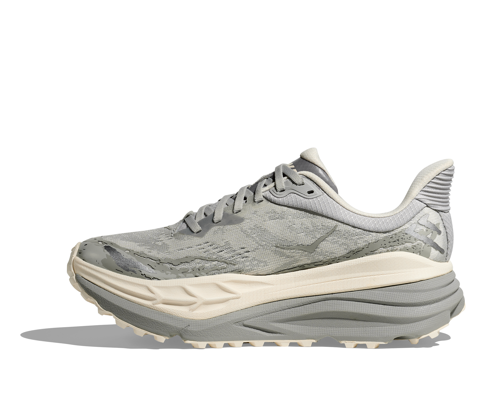 Hoka Stinson 7 M, herrmodell. Hybridsko för alla underlag. En av Hokas stabilaste skor med pronationsstöd. En väldämpad sko som avlastar rygg och knä.  Gråa och vita nyanser på denna sko.