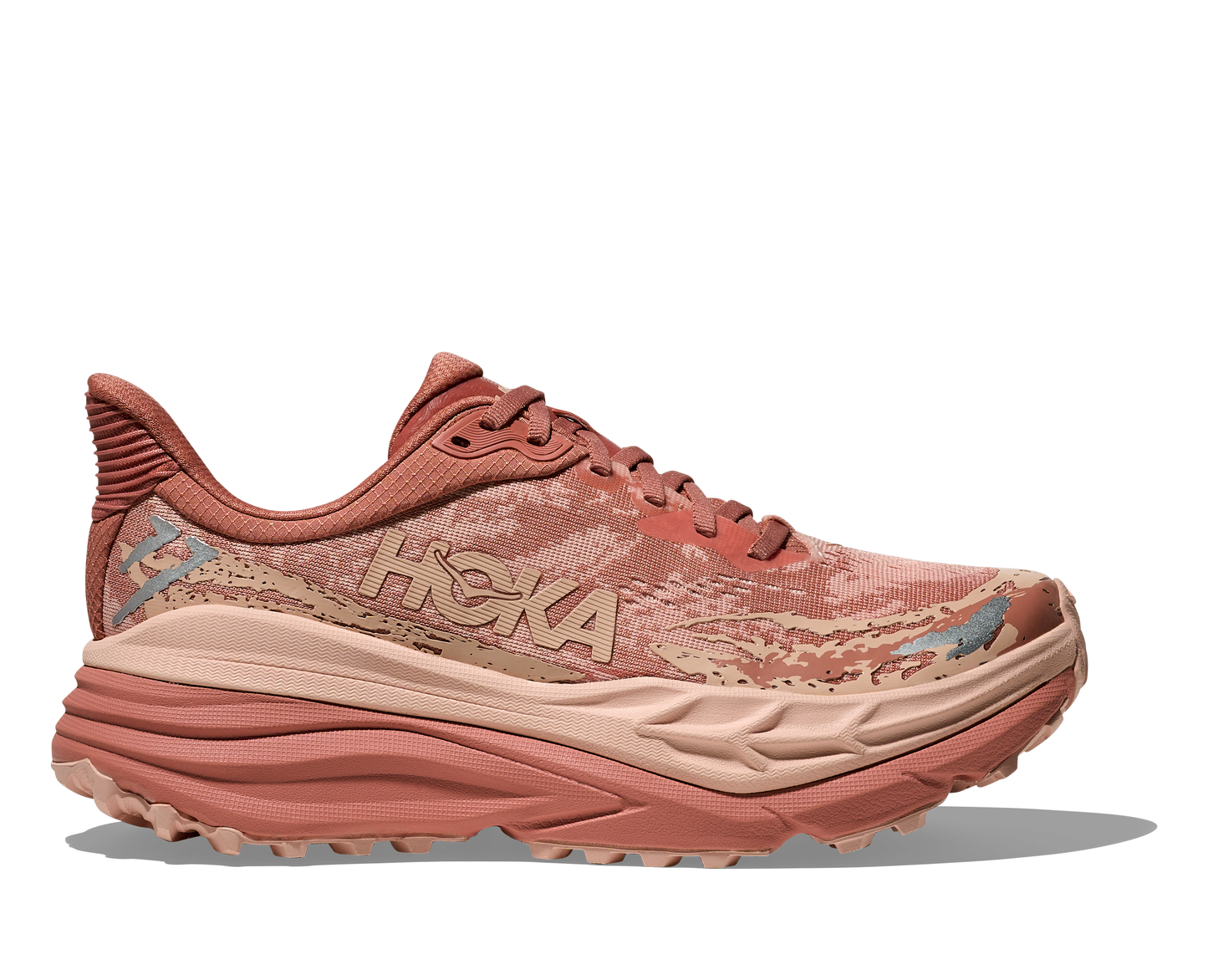 Hoka Stinson 7 W, dammodell. Hybridsko för alla underlag. En av Hokas stabilaste skor med pronationsstöd. En väldämpad sko som avlastar rygg och knä. Färgen här är rosa och beige.