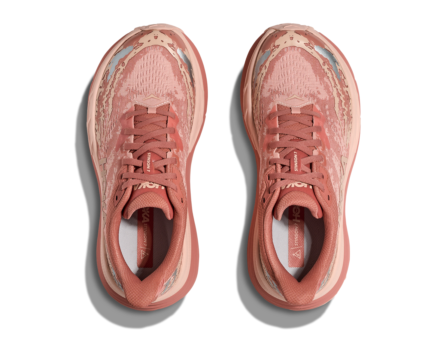 Hoka Stinson 7 W, dammodell. Hybridsko för alla underlag. En av Hokas stabilaste skor med pronationsstöd. En väldämpad sko som avlastar rygg och knä. Färgen här är rosa och beige.