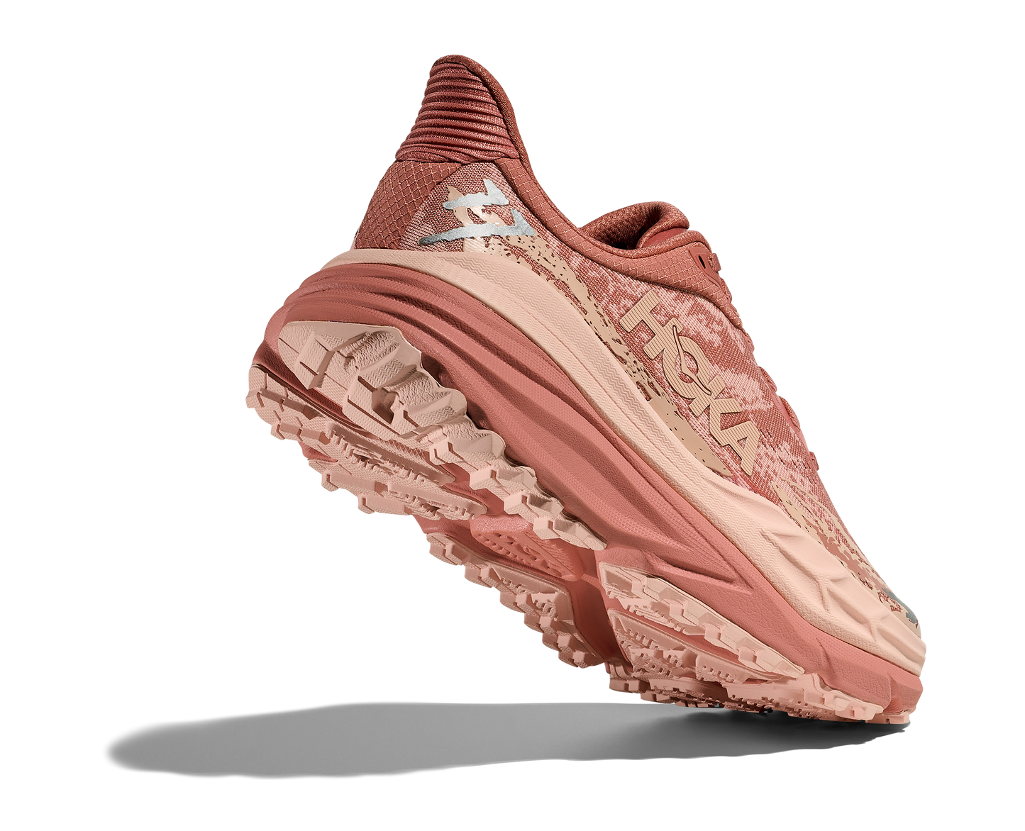 Hoka Stinson 7 W, dammodell. Hybridsko för alla underlag. En av Hokas stabilaste skor med pronationsstöd. En väldämpad sko som avlastar rygg och knä. Färgen här är rosa och beige.