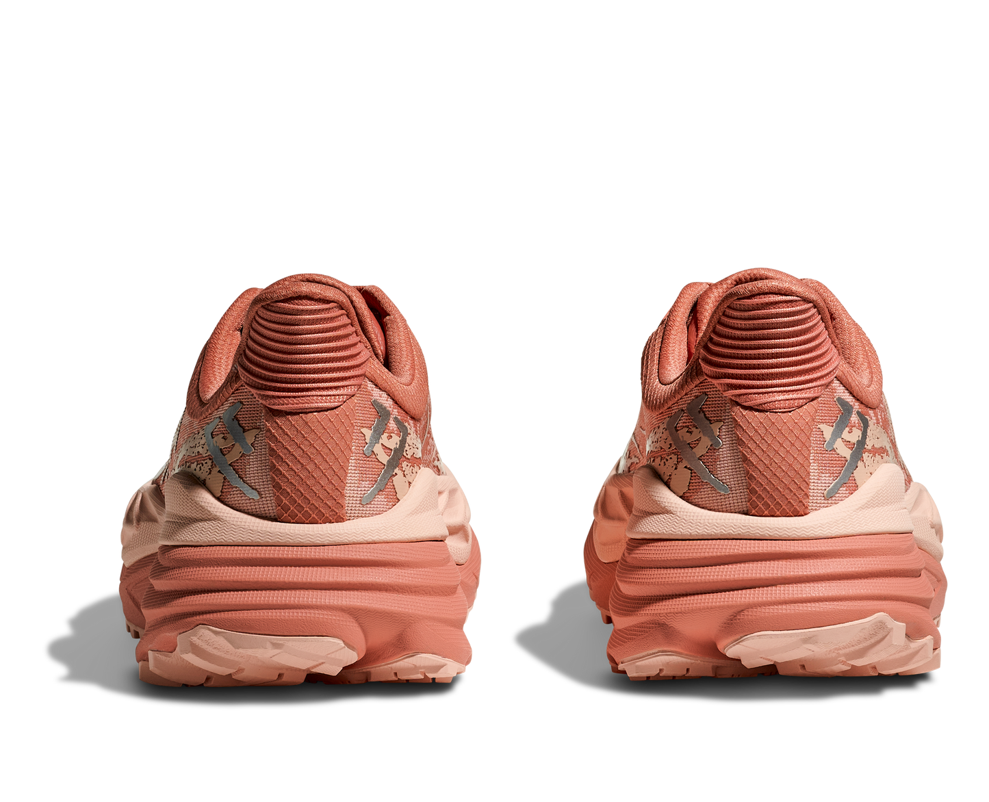 Hoka Stinson 7 W, dammodell. Hybridsko för alla underlag. En av Hokas stabilaste skor med pronationsstöd. En väldämpad sko som avlastar rygg och knä. Färgen här är rosa och beige.