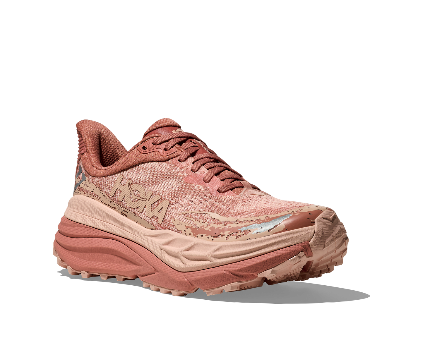 Hoka Stinson 7 W, dammodell. Hybridsko för alla underlag. En av Hokas stabilaste skor med pronationsstöd. En väldämpad sko som avlastar rygg och knä. Färgen här är rosa och beige.