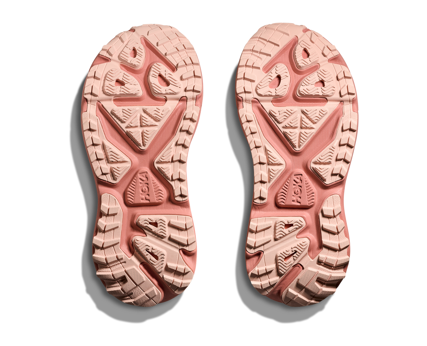 Hoka Stinson 7 W, dammodell. Hybridsko för alla underlag. En av Hokas stabilaste skor med pronationsstöd. En väldämpad sko som avlastar rygg och knä. Färgen här är rosa och beige.