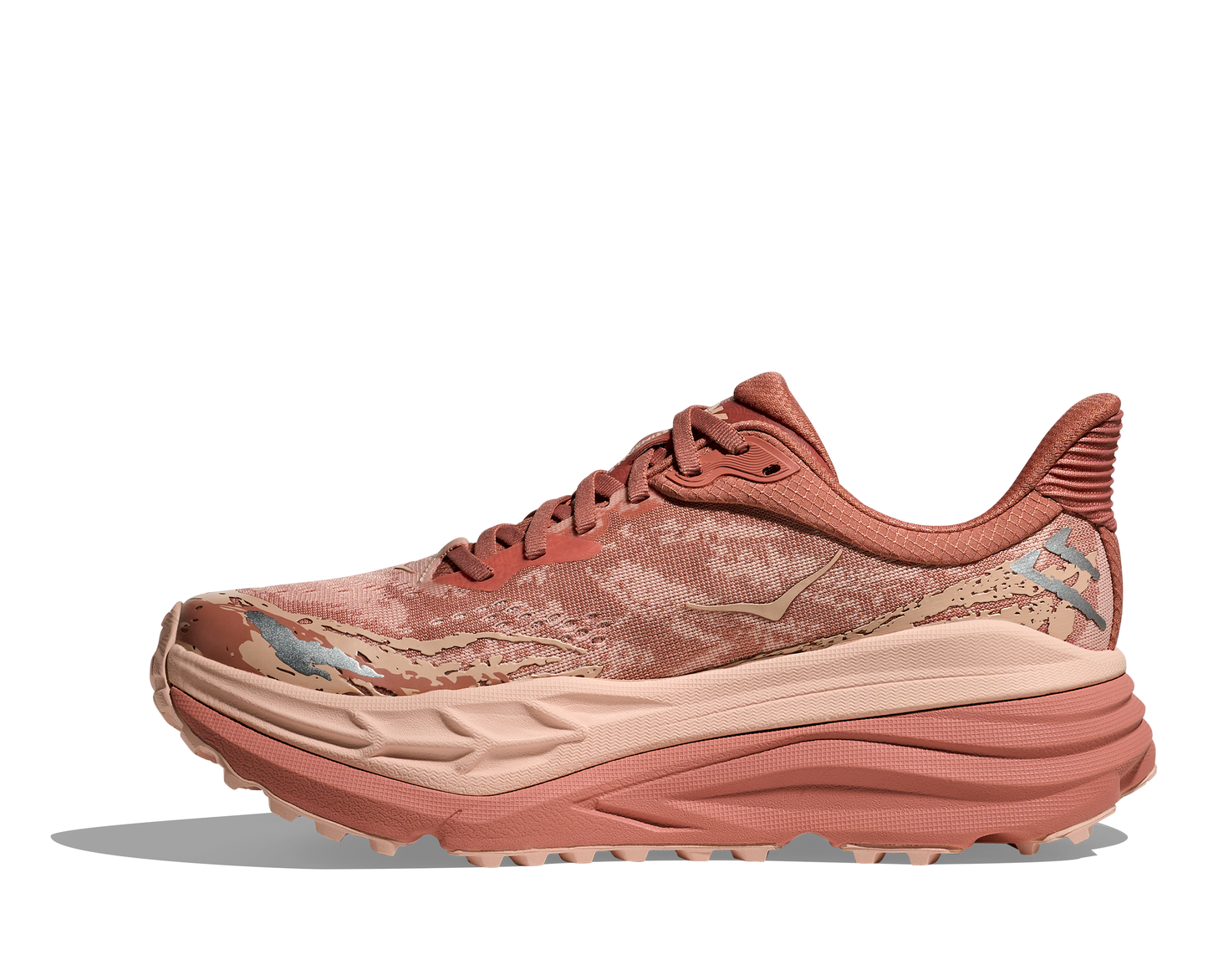 Hoka Stinson 7 W, dammodell. Hybridsko för alla underlag. En av Hokas stabilaste skor med pronationsstöd. En väldämpad sko som avlastar rygg och knä. Färgen här är rosa och beige.