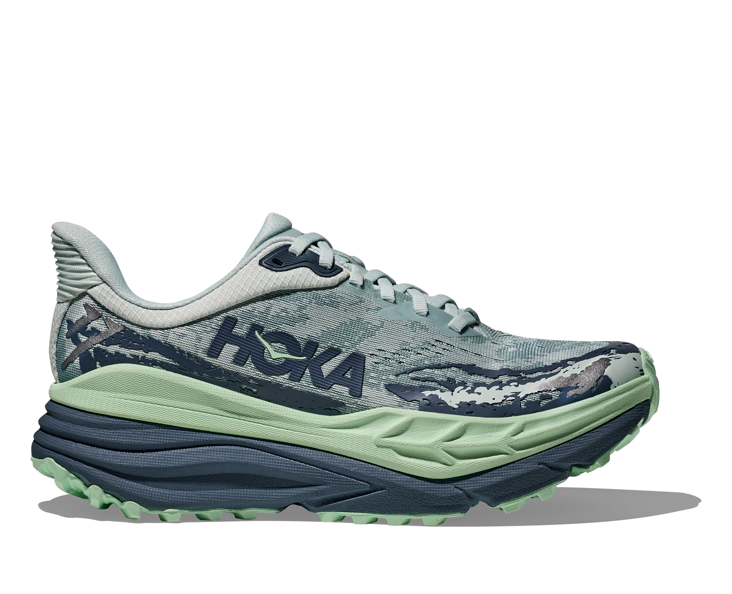 Hoka Stinson 7 W, dammodell hybridsko för alla underlag. En av Hokas stabilaste skor med pronationsstöd. En väldämpad sko som avlastar rygg och knä. Färg i nyanser av grönt och blått.
