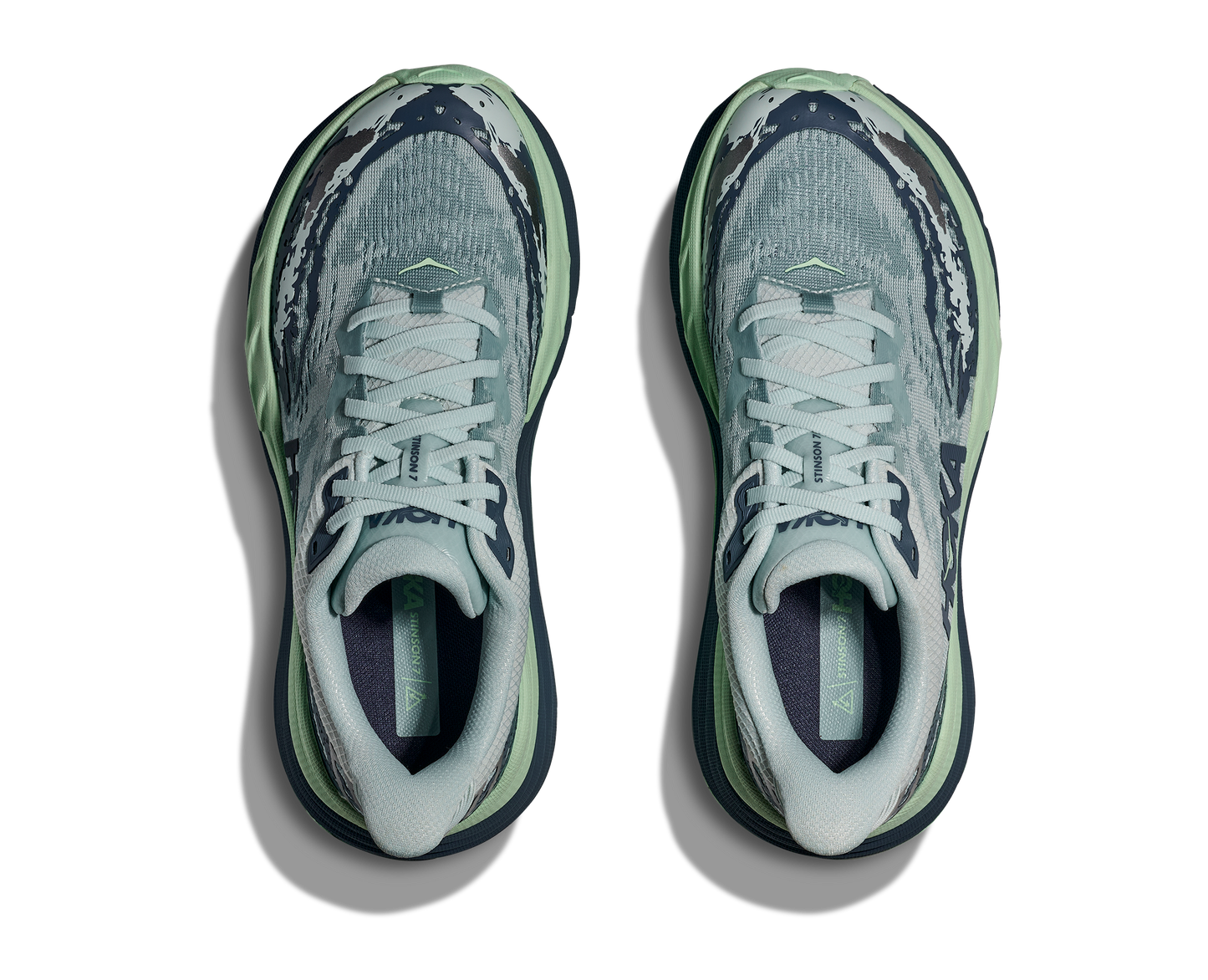 Hoka Stinson 7 W, dammodell hybridsko för alla underlag. En av Hokas stabilaste skor med pronationsstöd. En väldämpad sko som avlastar rygg och knä. Färg i nyanser av grönt och blått.