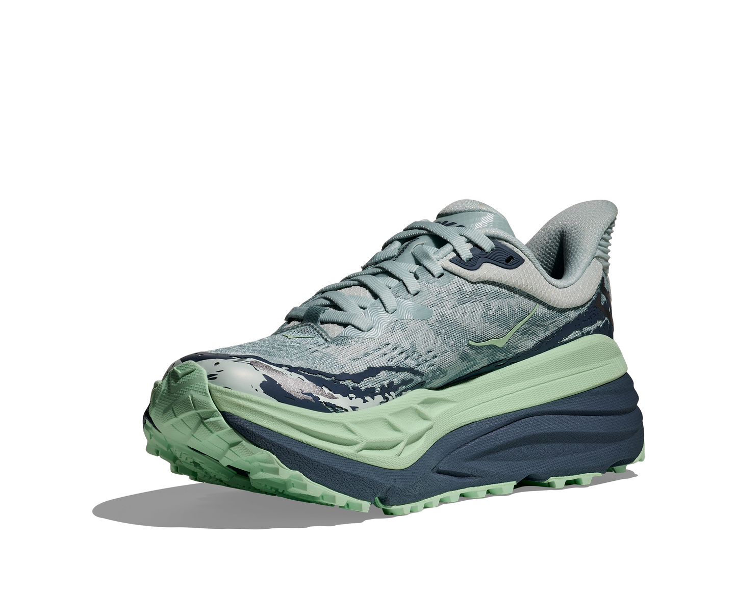 Hoka Stinson 7 W, dammodell hybridsko för alla underlag. En av Hokas stabilaste skor med pronationsstöd. En väldämpad sko som avlastar rygg och knä. Färg i nyanser av grönt och blått.