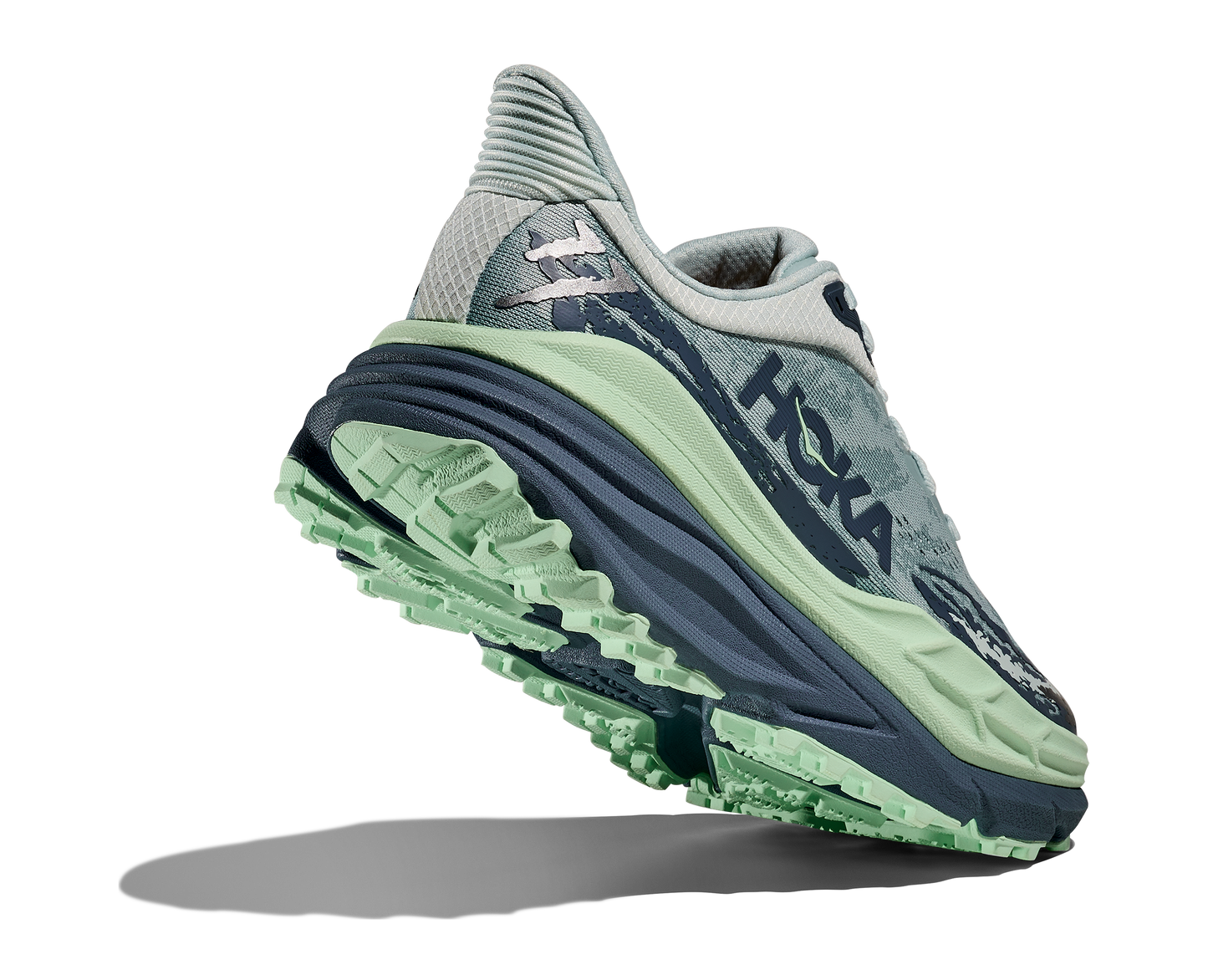 Hoka Stinson 7 W, dammodell hybridsko för alla underlag. En av Hokas stabilaste skor med pronationsstöd. En väldämpad sko som avlastar rygg och knä. Färg i nyanser av grönt och blått.