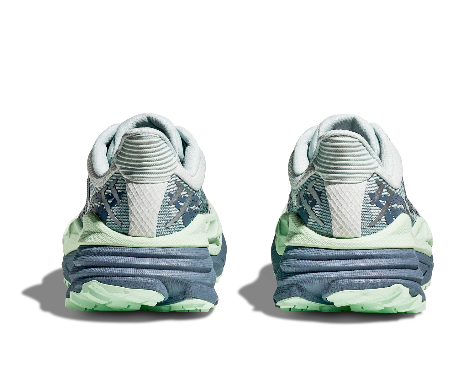 Hoka Stinson 7 W, dammodell hybridsko för alla underlag. En av Hokas stabilaste skor med pronationsstöd. En väldämpad sko som avlastar rygg och knä. Färg i nyanser av grönt och blått.